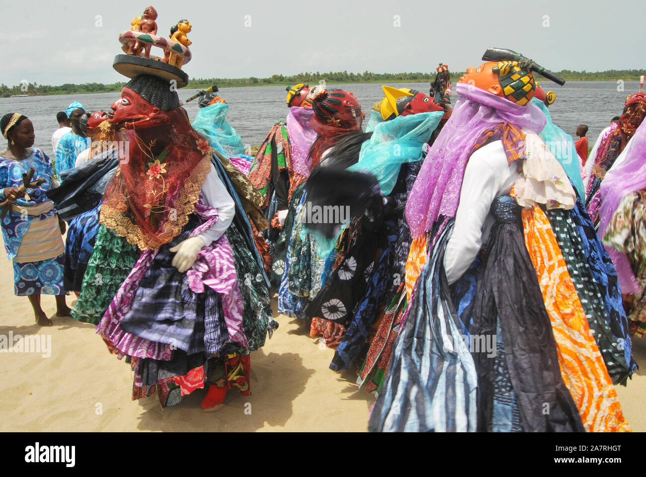 Männer in Gelede Masken tanzen zum Rhythmus des Geistes während des jährlichen Lagos Black Heritage Festivals im historischen Slave Trade von Badagry Beach, Lagos Nigeria. Gelede-Maskeraden werden in Südwestnigeria zu rituellen Zwecken und zur Unterhaltung gefeiert. Stockfoto