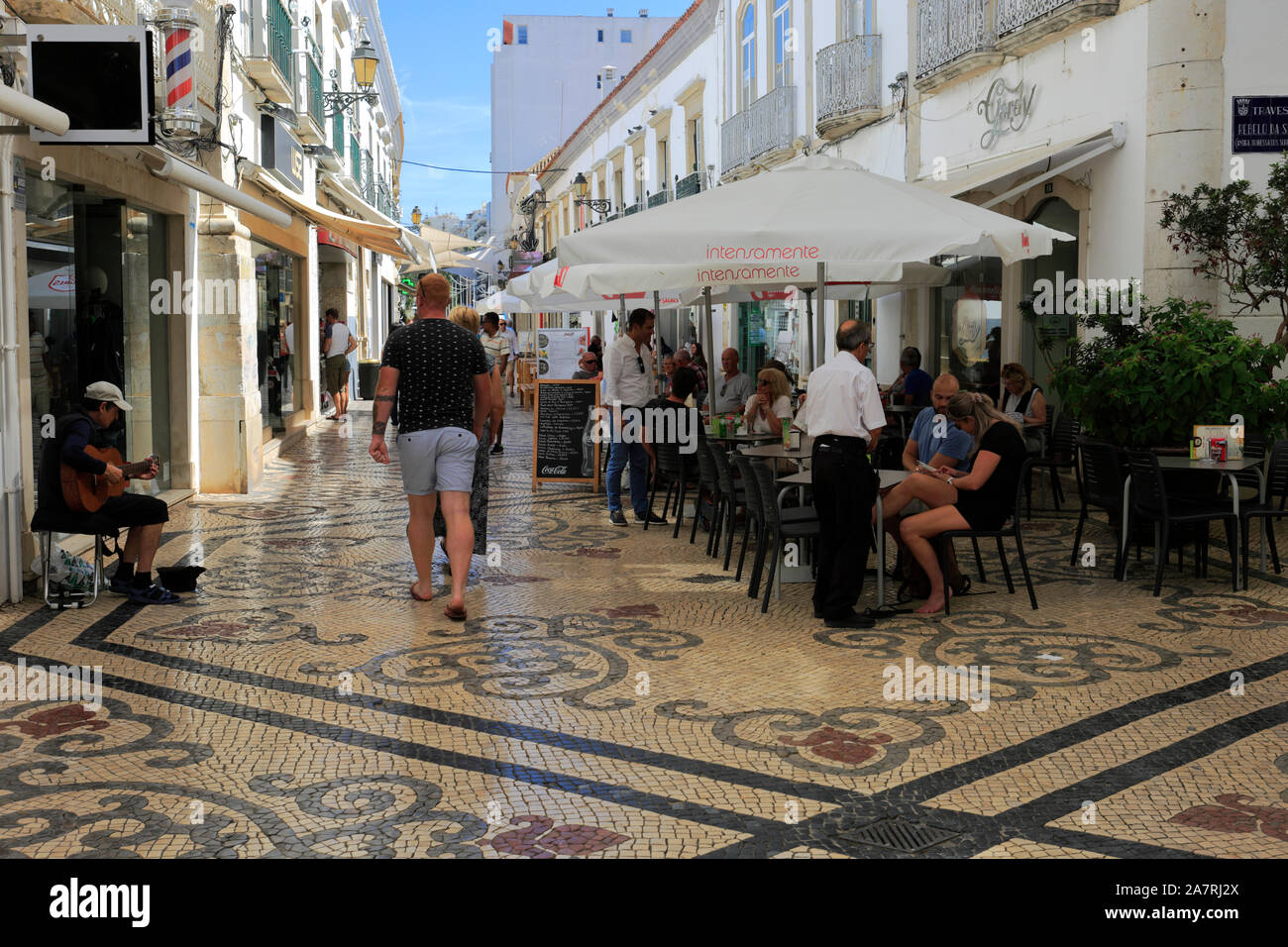 Menschen einkaufen in die Stadt Faro, der Hauptstadt der Algarve, Portugal, Europa Stockfoto