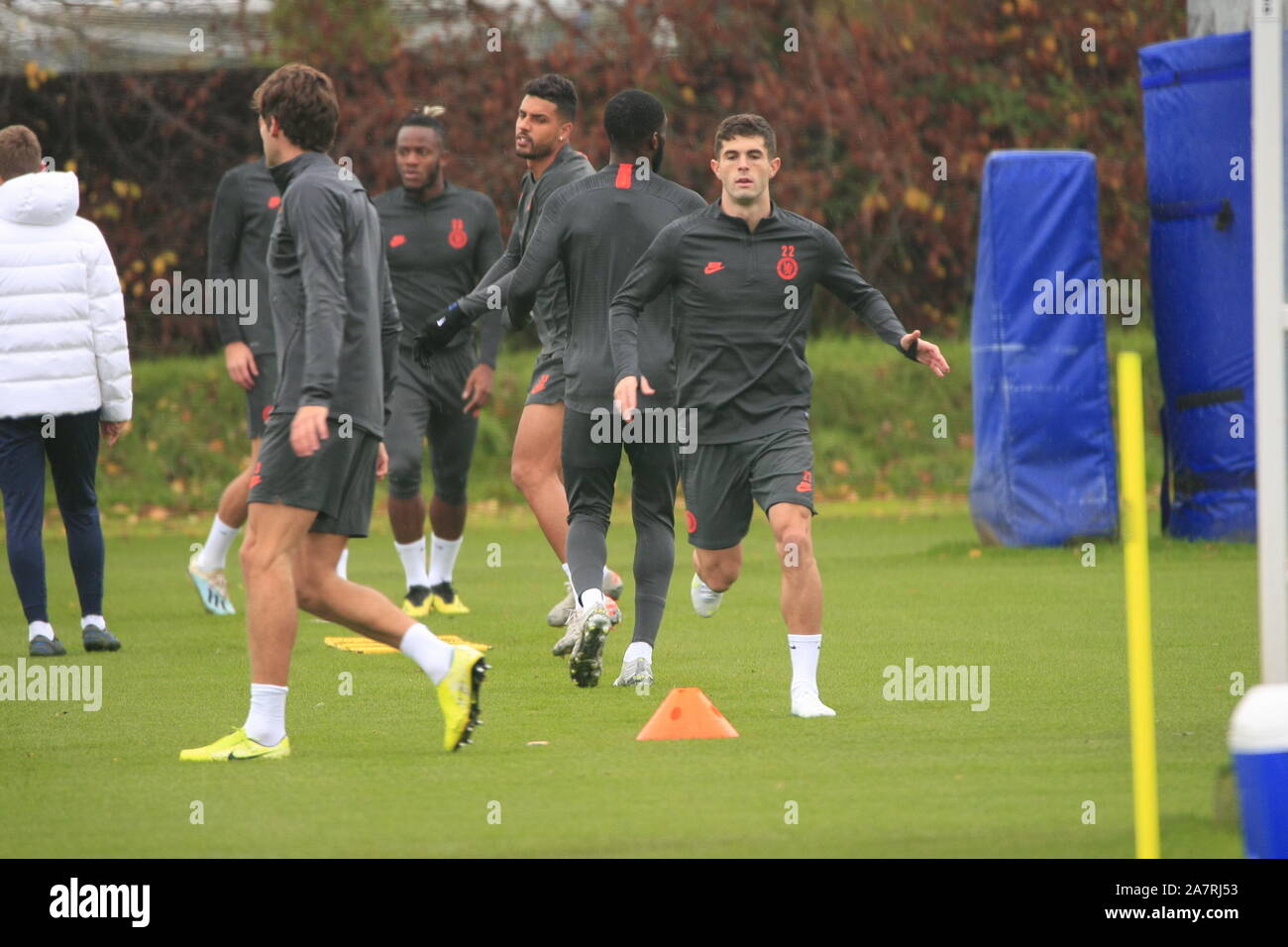 Cobham, Surrey, Großbritannien. 4 Nov, 2019. Christian Pulisic führt die Linie wie Chelsea Football Club Spieler trainieren Sie ihre Cobham Base vor dem mit Spannung erwarteten Champions League Spiel gegen Ajax FC von Holland am Dienstag. Credit: Motofoto/Alamy leben Nachrichten Stockfoto