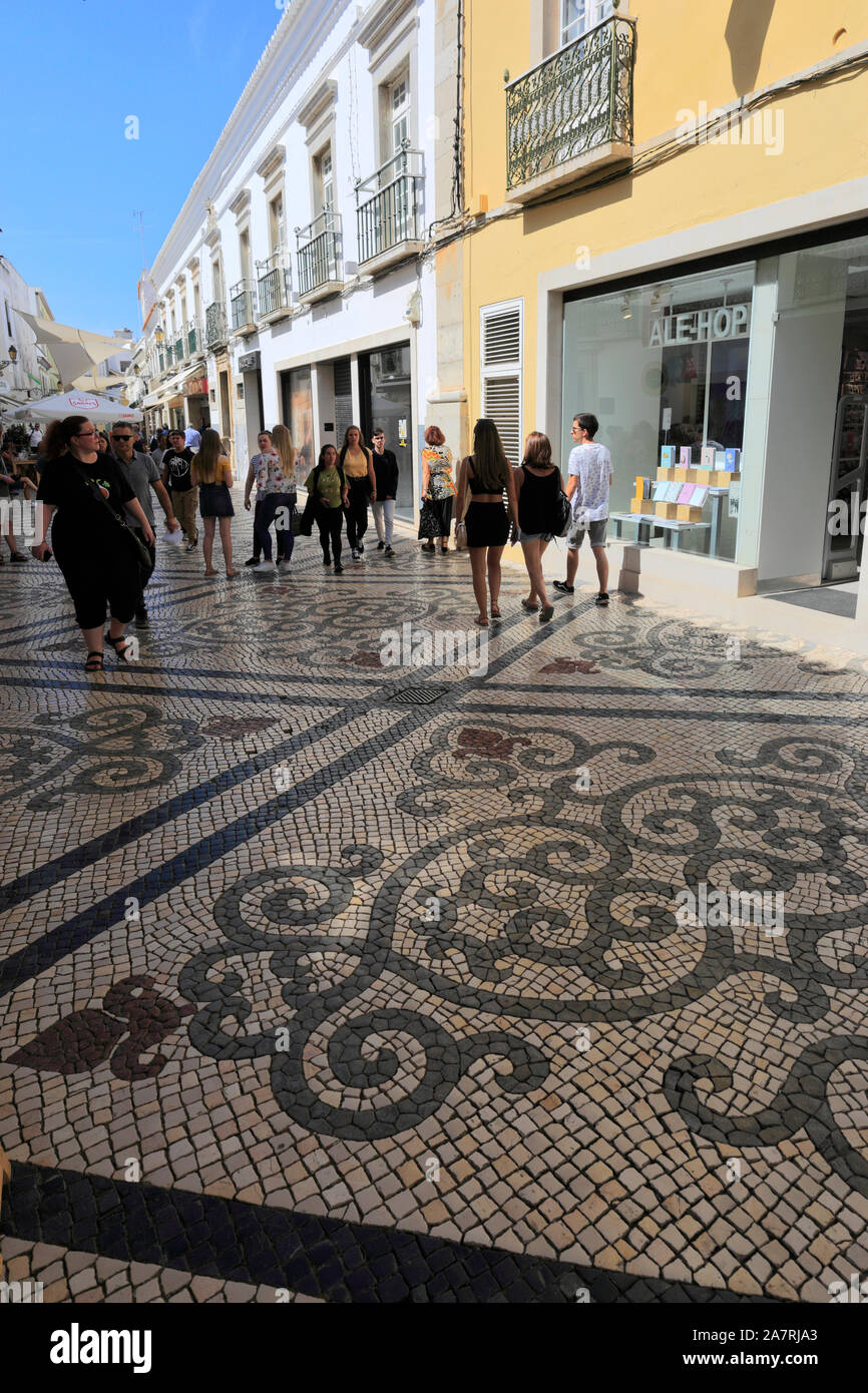 Menschen einkaufen in die Stadt Faro, der Hauptstadt der Algarve, Portugal, Europa Stockfoto