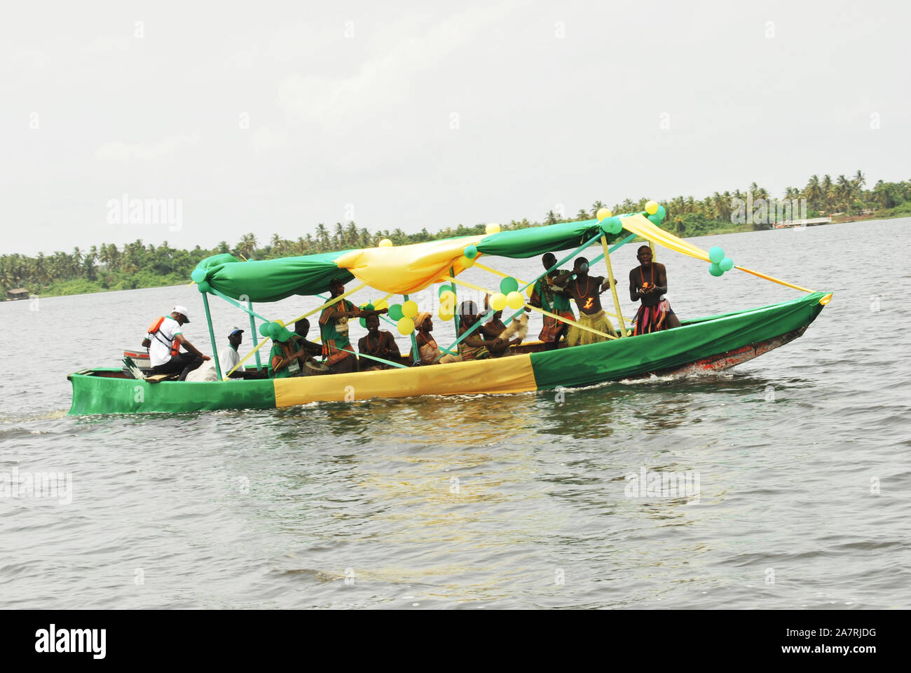 Afrikanische Entertainer, die während des Lagos Black Heritage Festivals in Badagry Historical Beach, Badagry, Lagos, Nigeria auftreten. Stockfoto