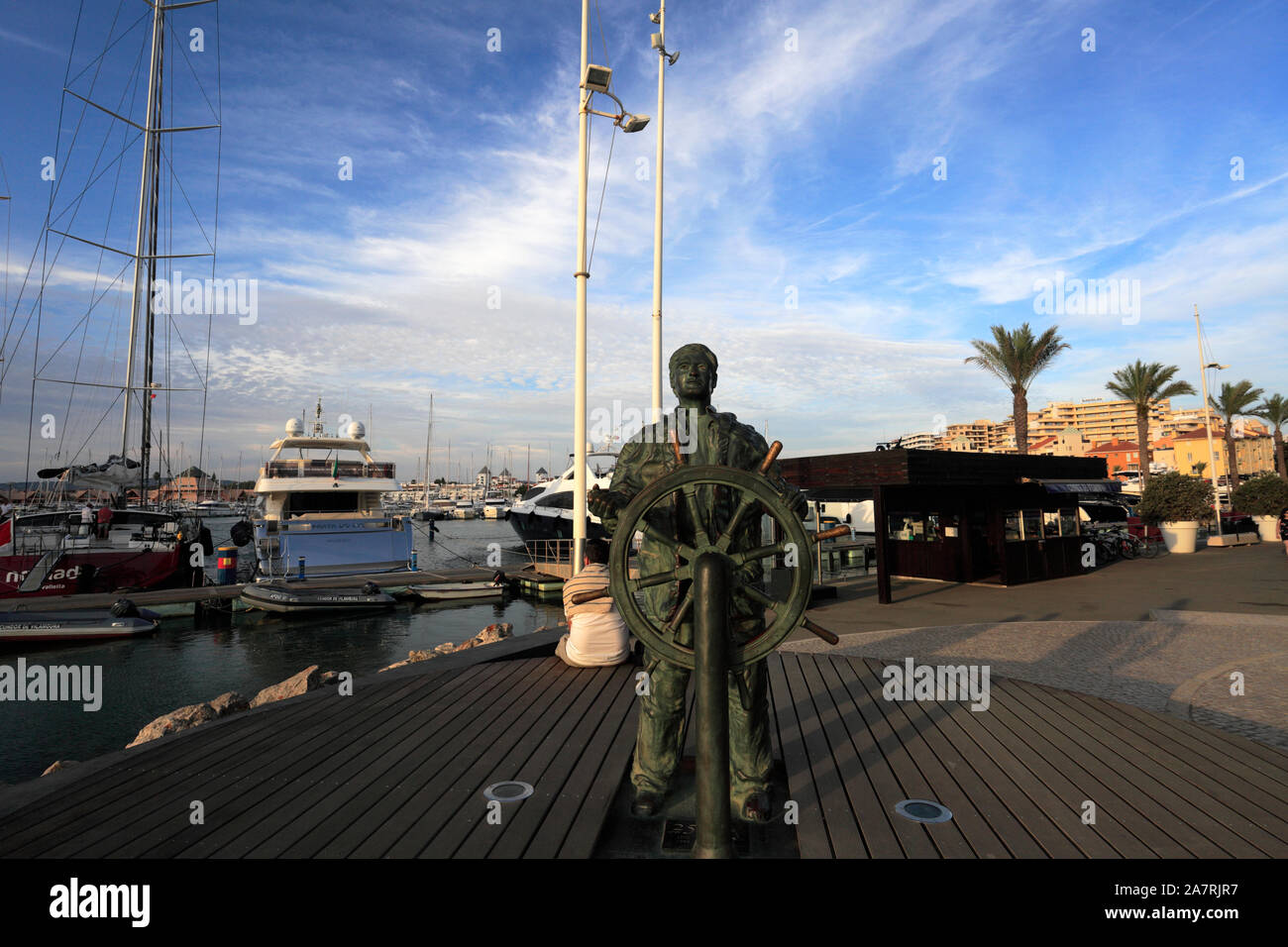 Bronzestatue der Steuermann, der Marina von Vilamoura, Algarve, Portugal, Europa Stockfoto