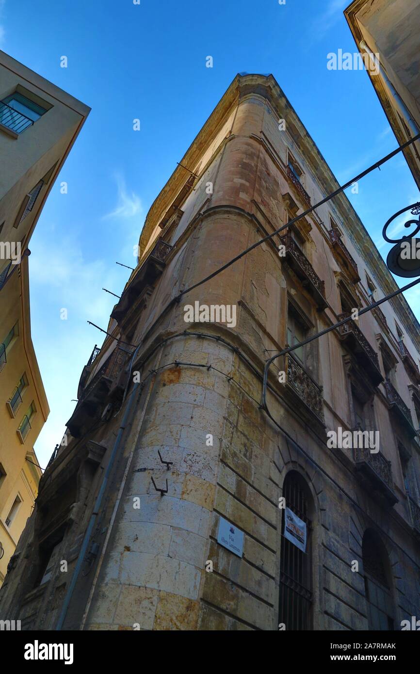 Außenansicht des mittelalterlichen Gebäudes im Herzen von Castello, dem ältesten Viertel der Hauptstadt von Cagliari, Italien Stockfoto