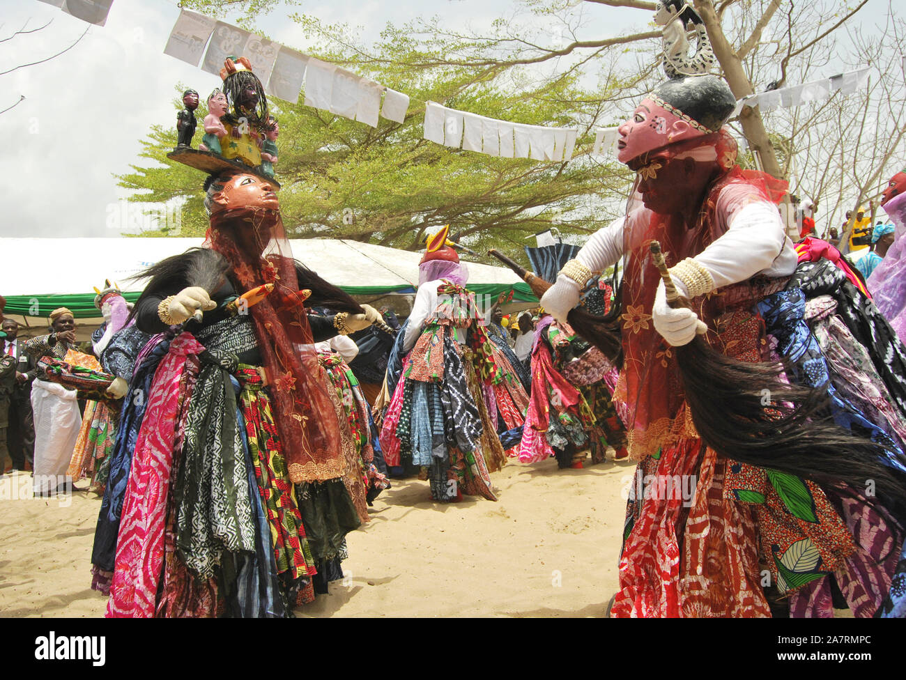 Männer in Gelede Masken tanzen zum Rhythmus des Geistes während des jährlichen Lagos Black Heritage Festivals im historischen Slave Trade von Badagry Beach, Lagos Nigeria. Gelede-Maskeraden werden in Südwestnigeria zu rituellen Zwecken und zur Unterhaltung gefeiert. Stockfoto