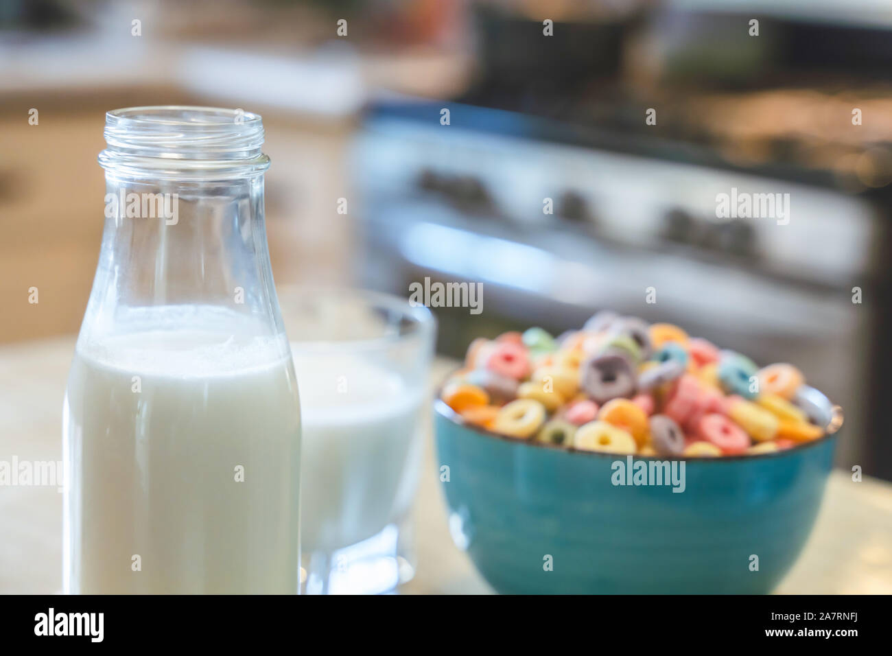 Schüssel bunte Kinder Müsli und Milch auf Holz Tabelle mit Text Raum isoliert Stockfoto