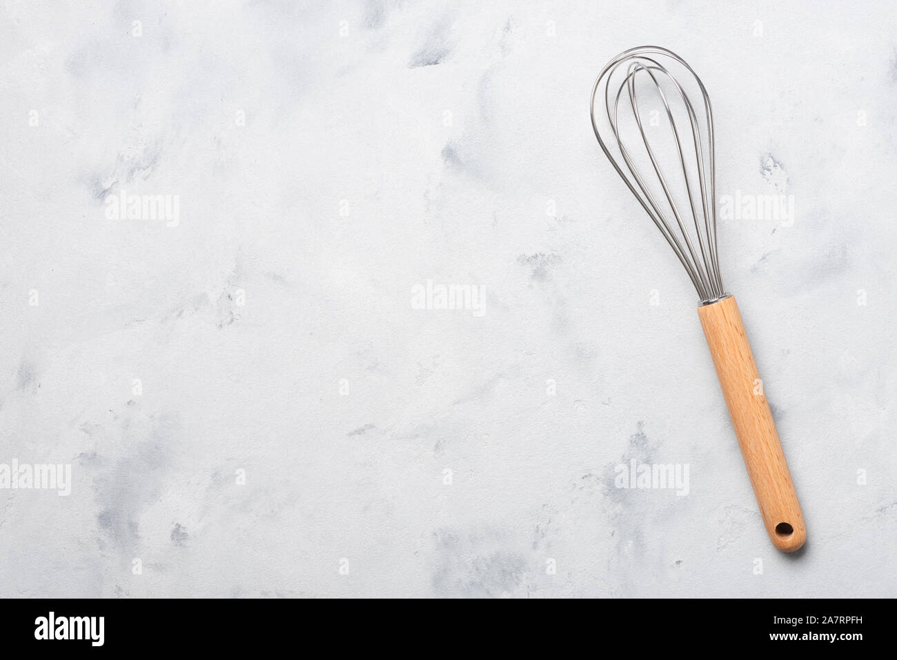 Schneebesen kochen Egg Beater mixer Whisker mit Holz auf Tisch Top view Griff Stockfoto