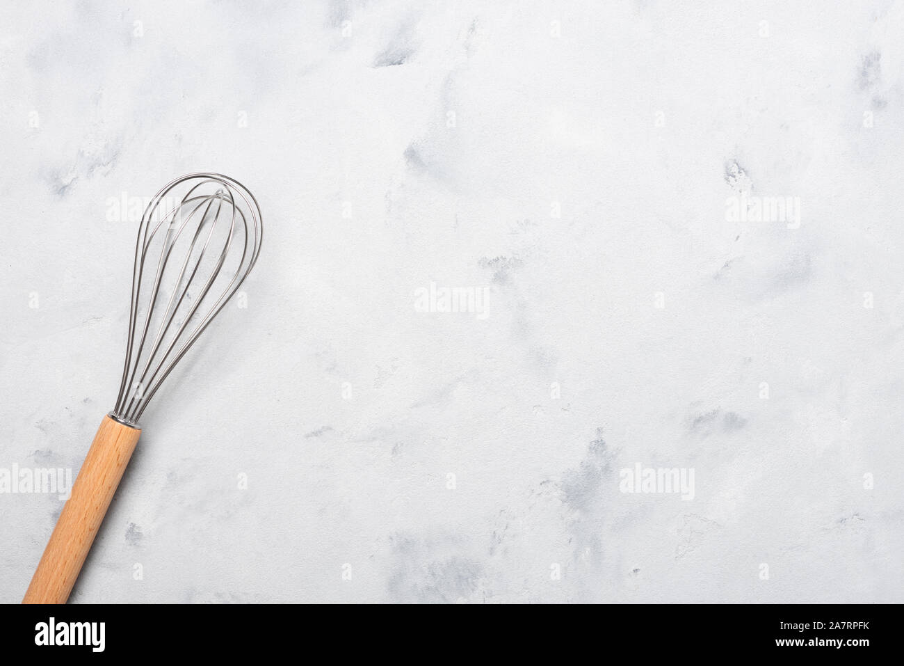 Schneebesen kochen Egg Beater mixer Whisker mit Holz auf Tabelle Ansicht von oben mit der Kopie Raum Griff Stockfoto