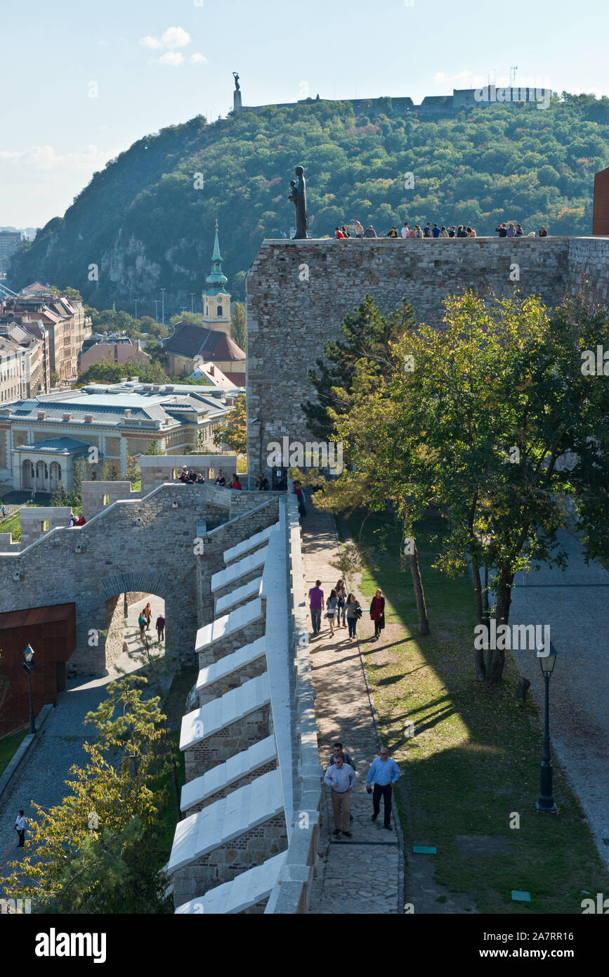 Viw entlang der Budaer Burg in Richtung Wand und die Freiheitsstatue auf dem Gellértberg. Budapest Stockfoto