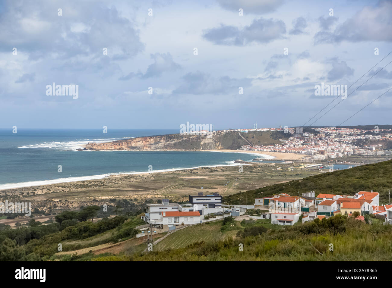 Blick auf Nazare Dorf mit touristischen Strand, Meer und Himmel, in Portugal Stockfoto