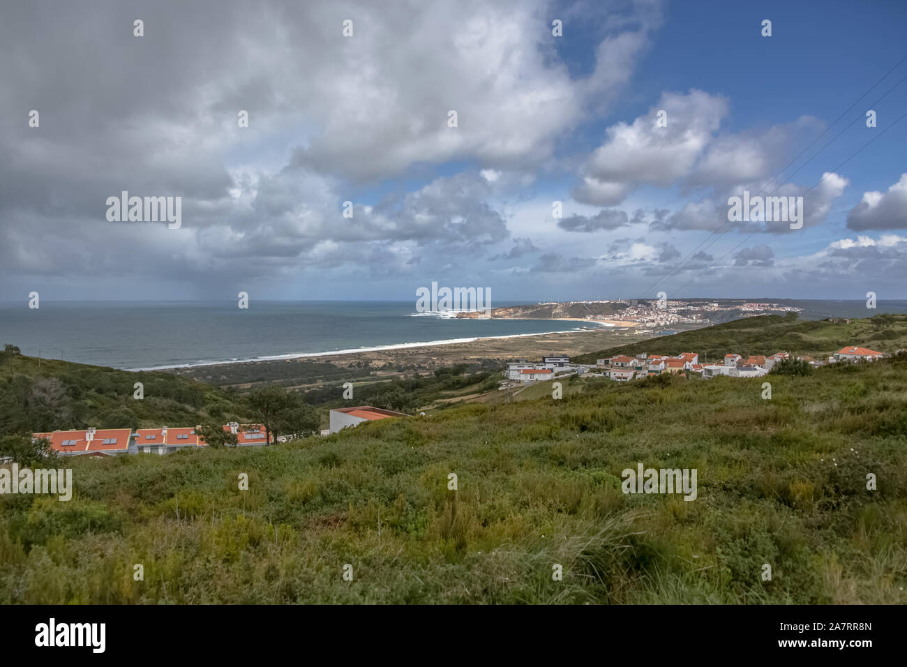 Blick auf Nazare Dorf mit touristischen Strand, Meer und Himmel, in Portugal Stockfoto