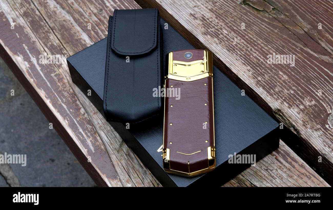 Schwarz Luxus Telefon und schwarze Ledertasche Stockfoto