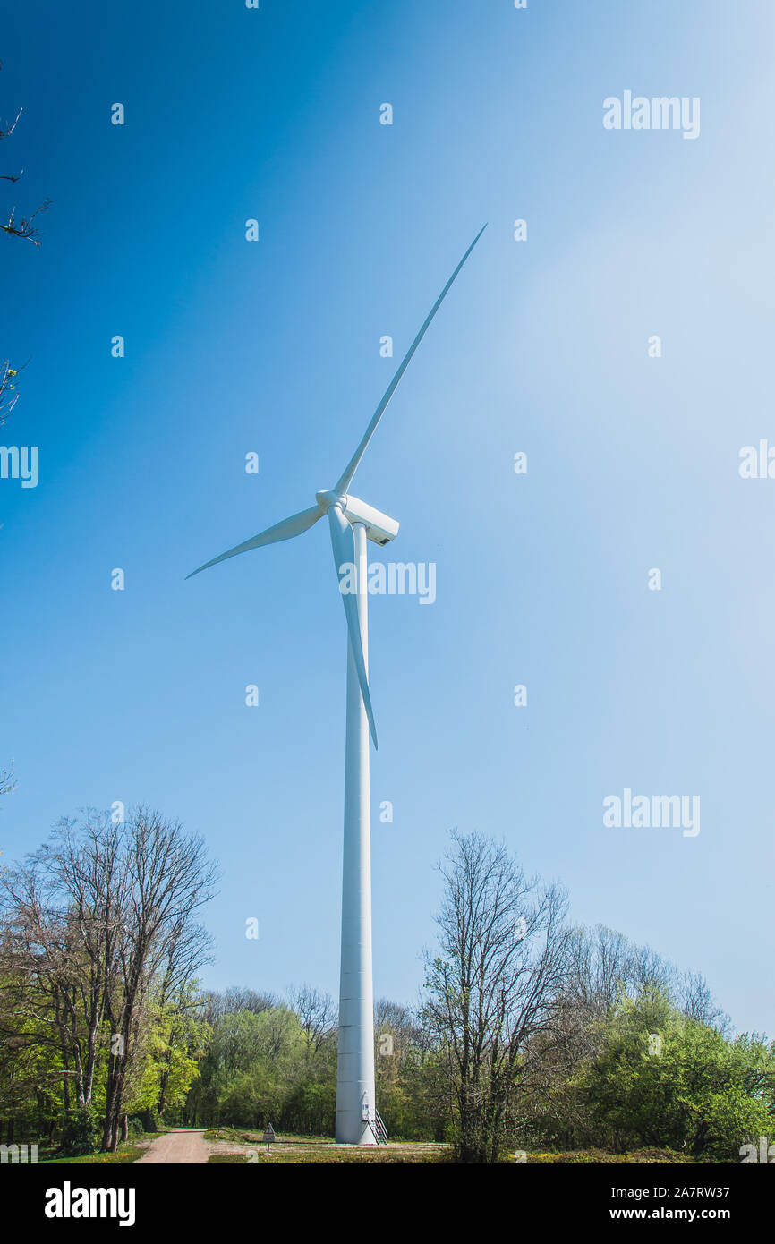 Windenergieanlage eine erneuerbare Energiequelle, die die Umwelt respektiert Stockfoto