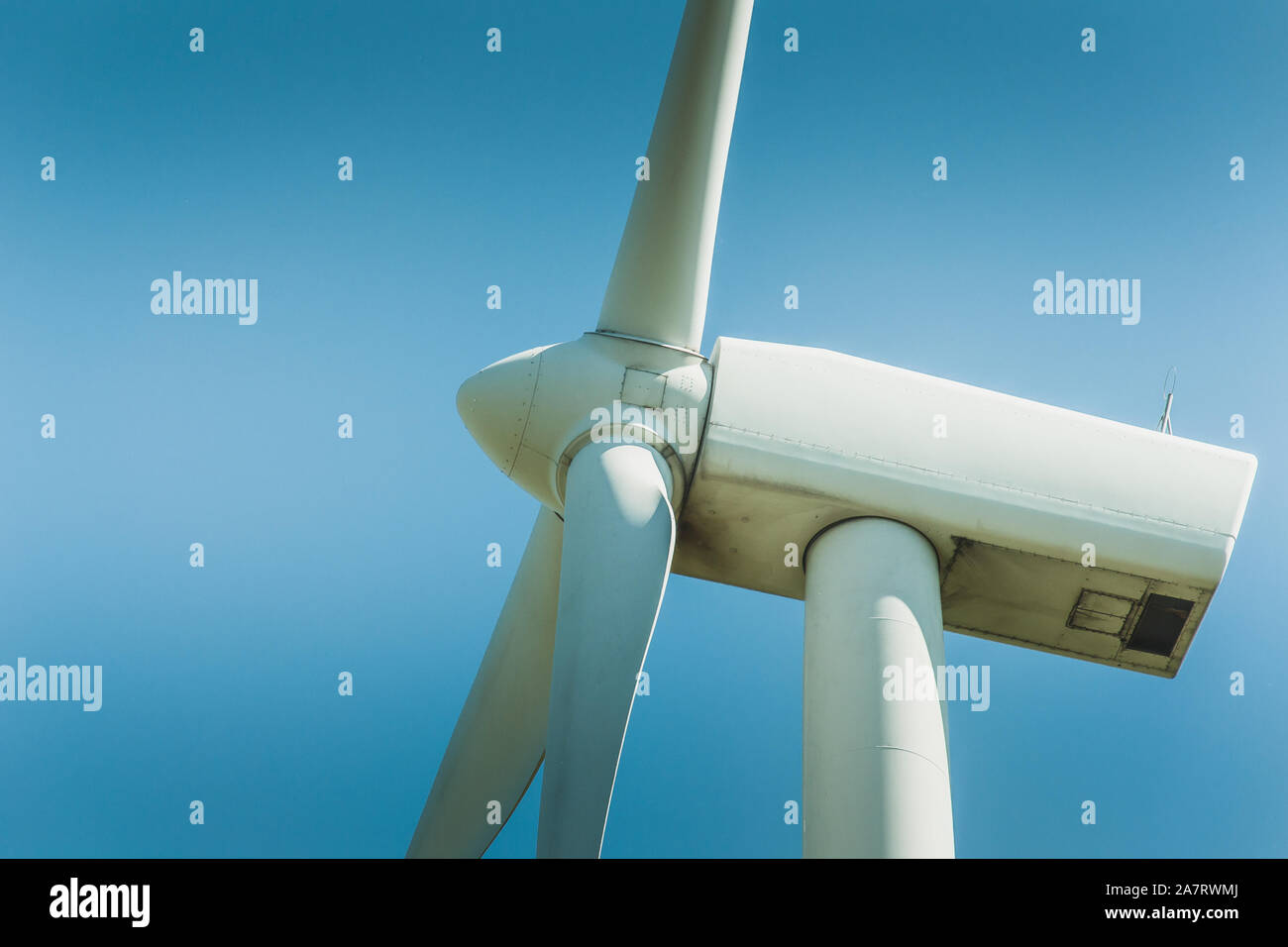 Windenergieanlage eine erneuerbare Energiequelle, die die Umwelt respektiert Stockfoto