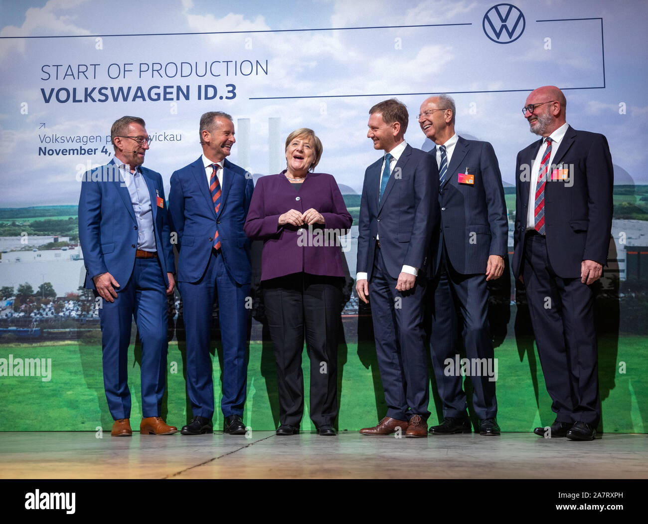 04 November 2019, Sachsen, Zwickau: Bundeskanzlerin Angela Merkel (CDU) und Herbert Diess (2. von links), VW Group President, und Michael Kretschmer (CDU, 3. von rechts), Ministerpräsident von Sachsen, werden anwesend sein, die für die Produktion der ID.3 Elektroauto neben Jens Rothe, Vorsitzender des VW-Aufsichtsrats (l), Hans-Dieter Pötsch (2. von rechts), Vorsitzender des Aufsichtsrats der Volkswagen AG, und Bernd Osterloh (r), der Vorsitzende des VW-Allgemeinen und Konzernbetriebsrat (r). Bei der Veranstaltung für die Produktion der ID.3 Elektroauto, neben Jens Rothe, Mitglied Stockfoto