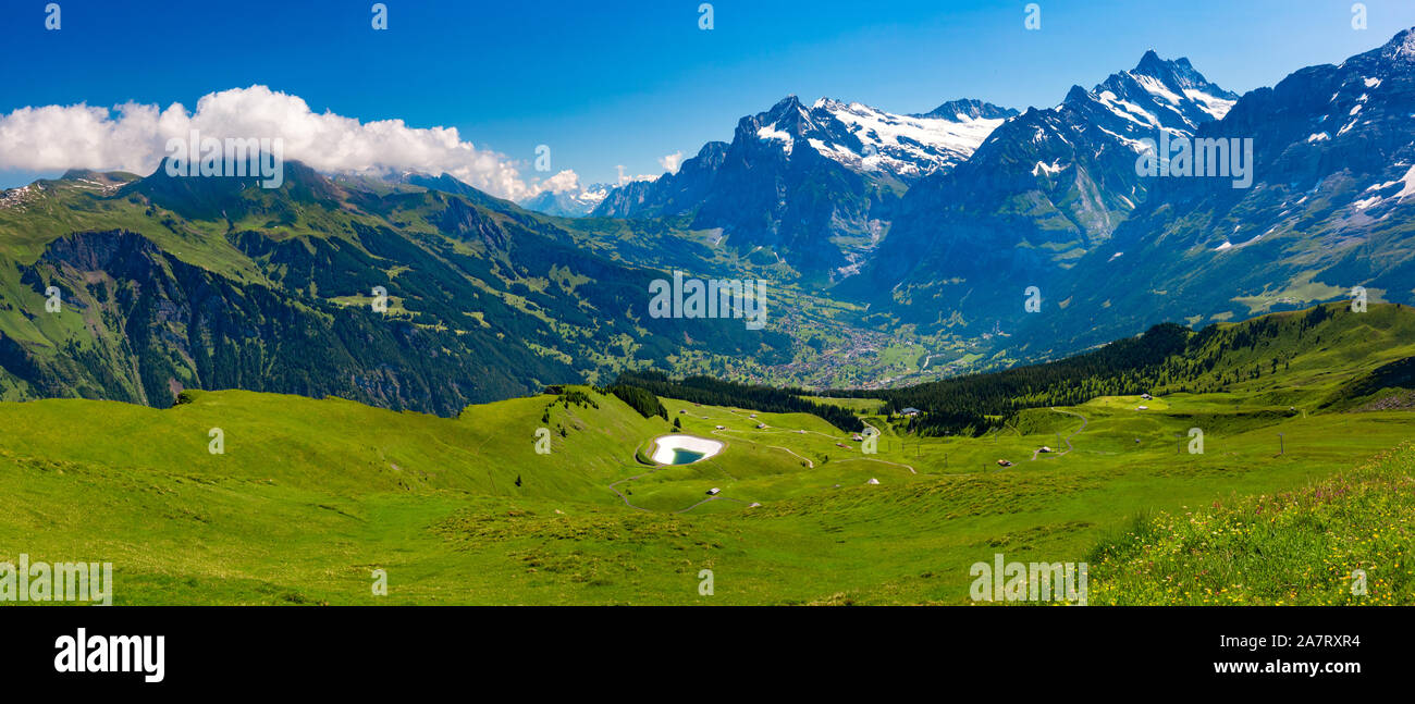 Panorama der Wetterhorn massiv über dem Tal Siedlungen von Grindelwald aus  Klein Matterhorn, Schweiz angehoben Stockfotografie - Alamy