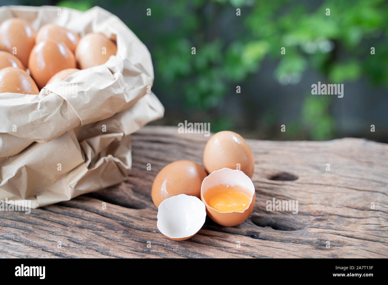 Eier und Eigelb auf Tisch Holzböden und Eier in Brown Bag. Stockfoto