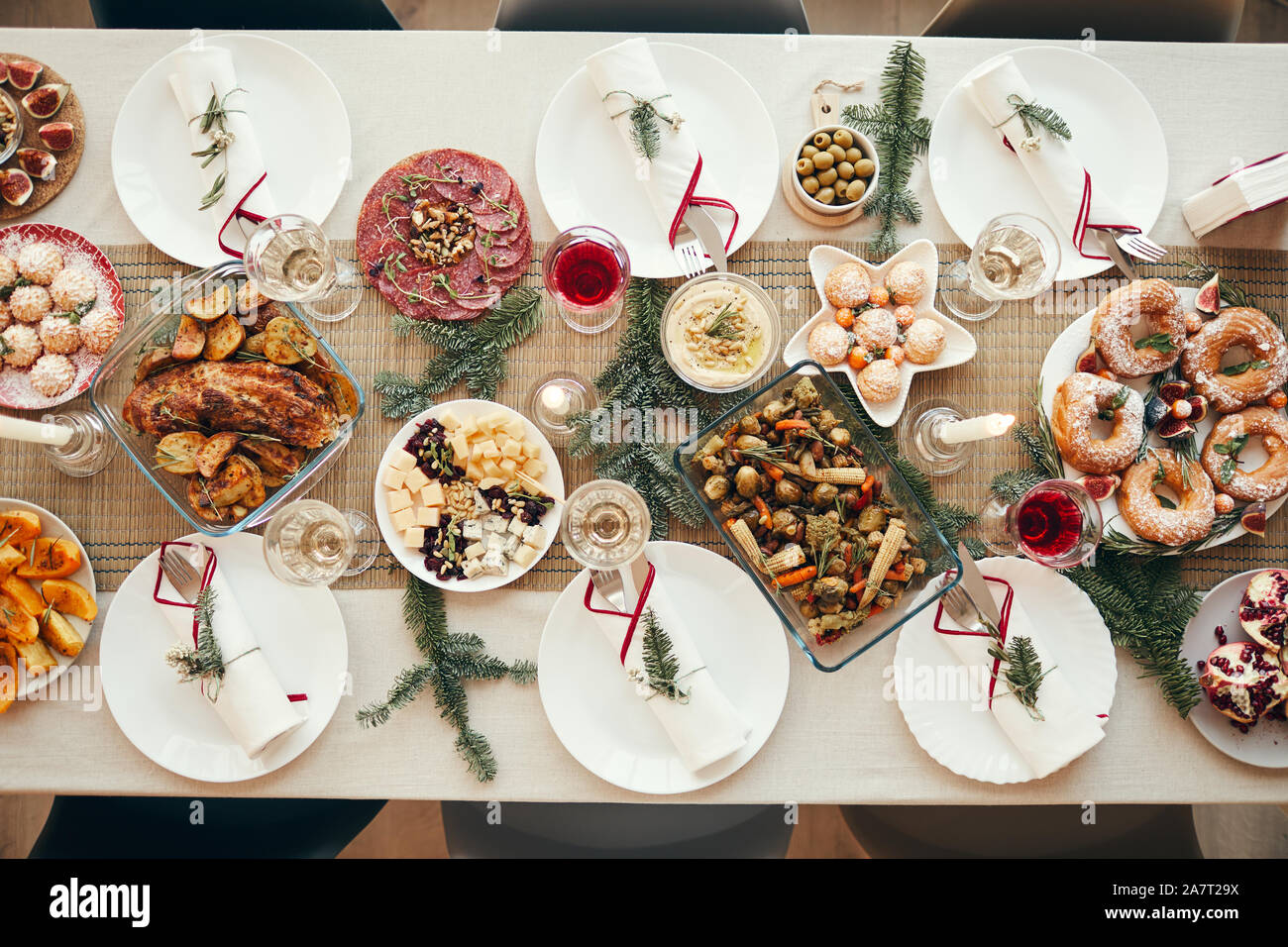 Ansicht von oben Hintergrund der schöne Weihnachten Tabelle mit köstlichen hausgemachten Speisen mit Tannenzweigen geschmückt, kopieren Raum Stockfoto