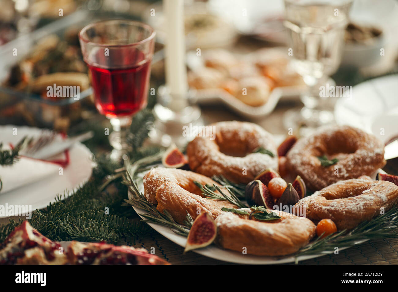 Nahaufnahme von köstlichen hausgemachten Gebäck mit Kristall Glas Wein auf Esstisch von Tannenbaum Äste auf Weihnachten dekoriert, Kopie Raum Stockfoto