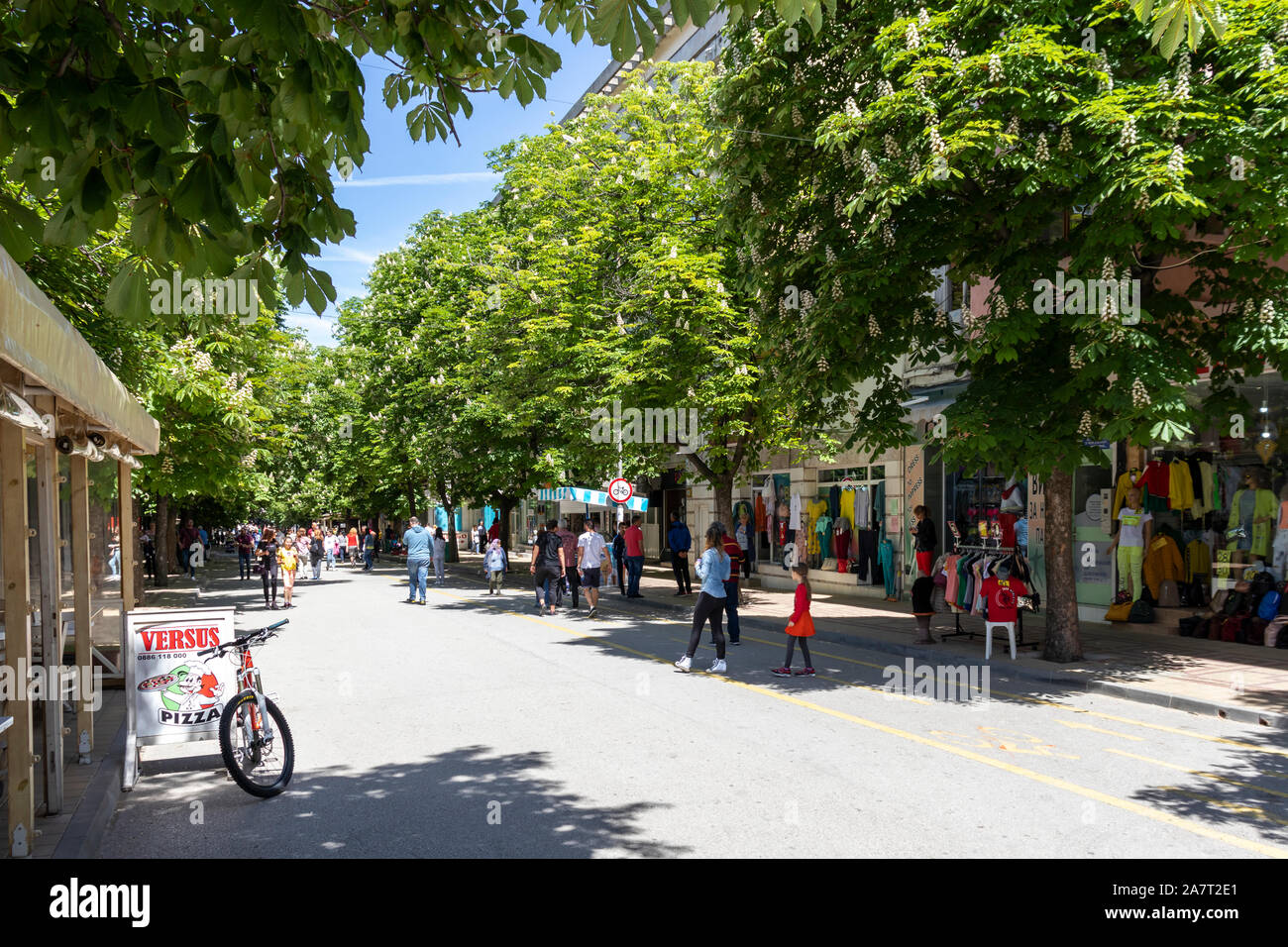 SANDANSKI, Bulgarien - 29. APRIL 2019: Fußgängerzone in der Stadt Sandanski, Bulgarien Stockfoto