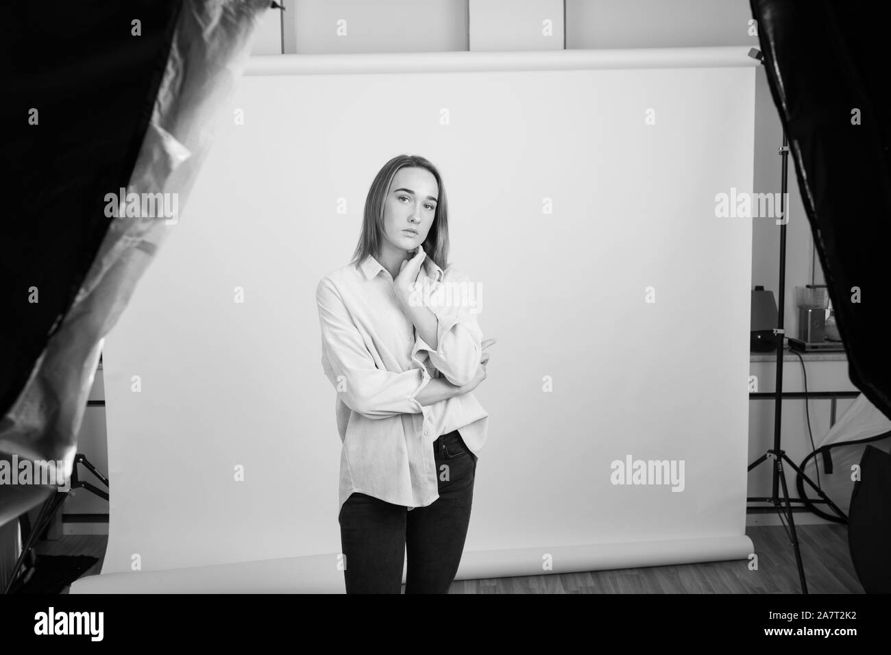 Graustufen Porträt einer jungen Frau trug eine Lederjacke im Studio Stockfoto