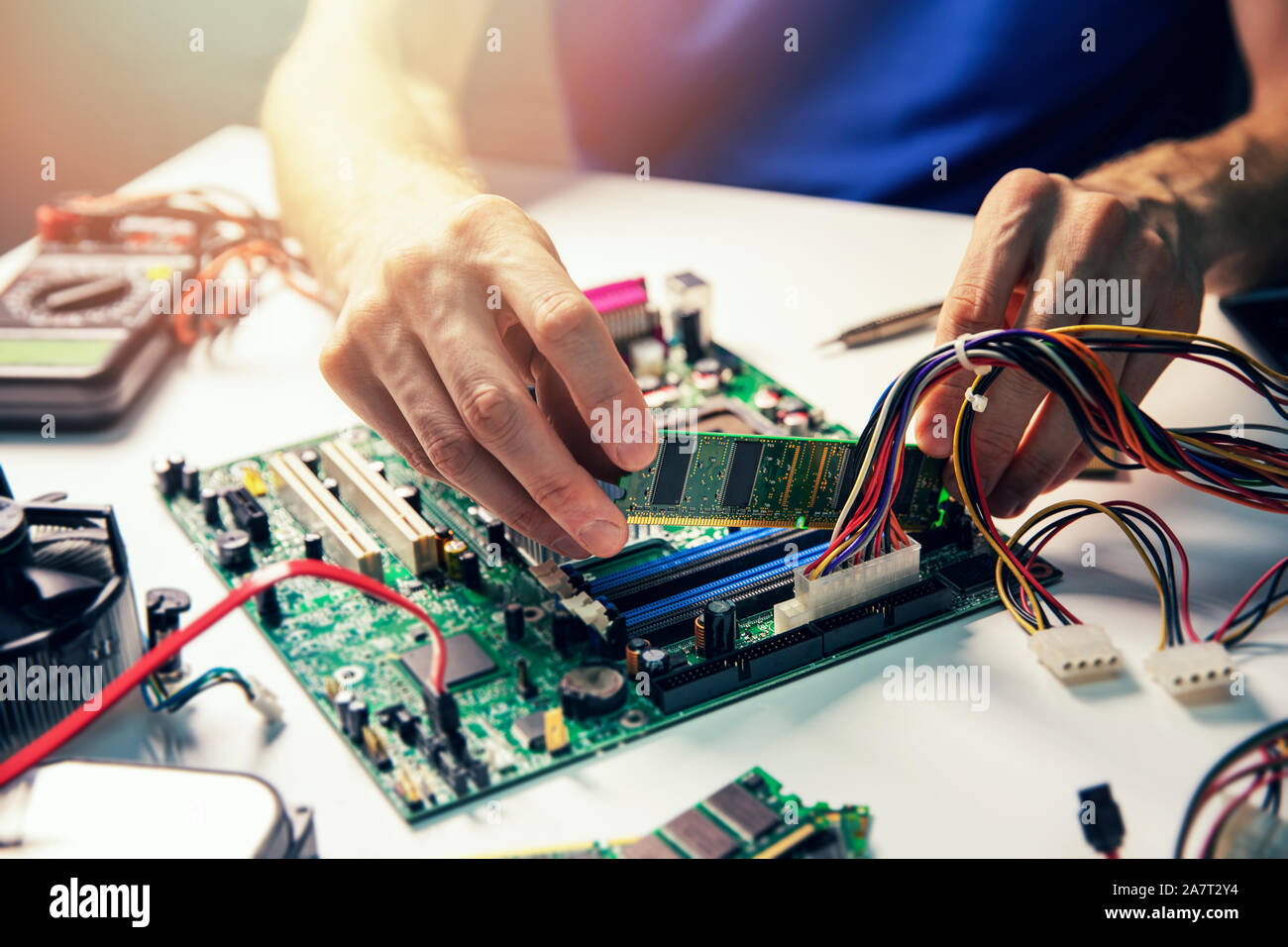 Computer Montage - Techniker installieren RAM-Speichermodul auf der Hauptplatine Stockfoto