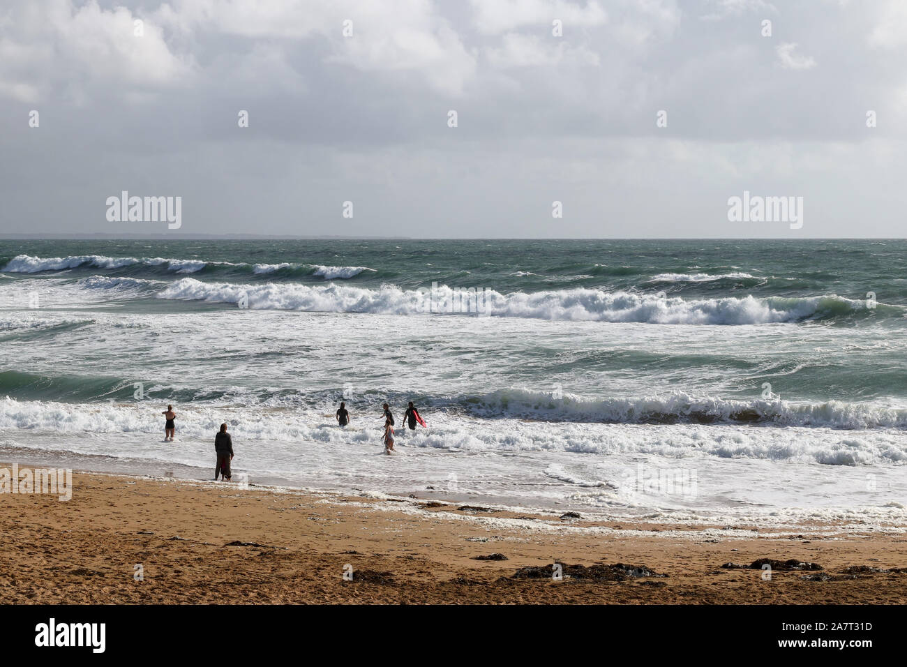 Die Wellen auf den Strand Port Blanc auf der Halbinsel Quiberon in der Bretagne, Frankreich Stockfoto