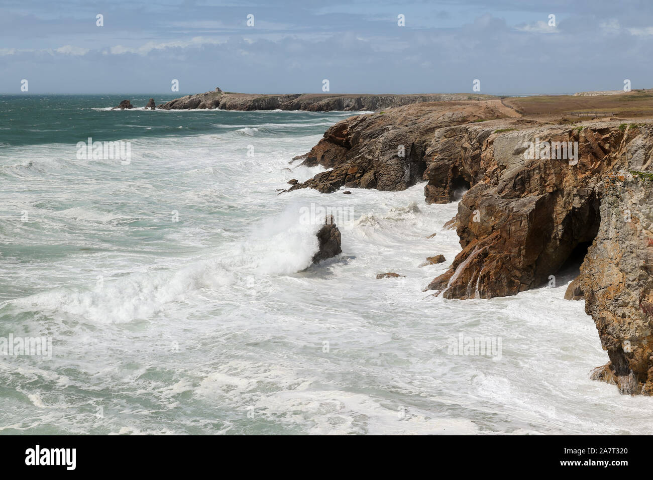 Cote Sauvage - starke Wellen des Atlantik auf wilden Küste der Halbinsel von Quiberon, Bretagne, Frankreich Stockfoto