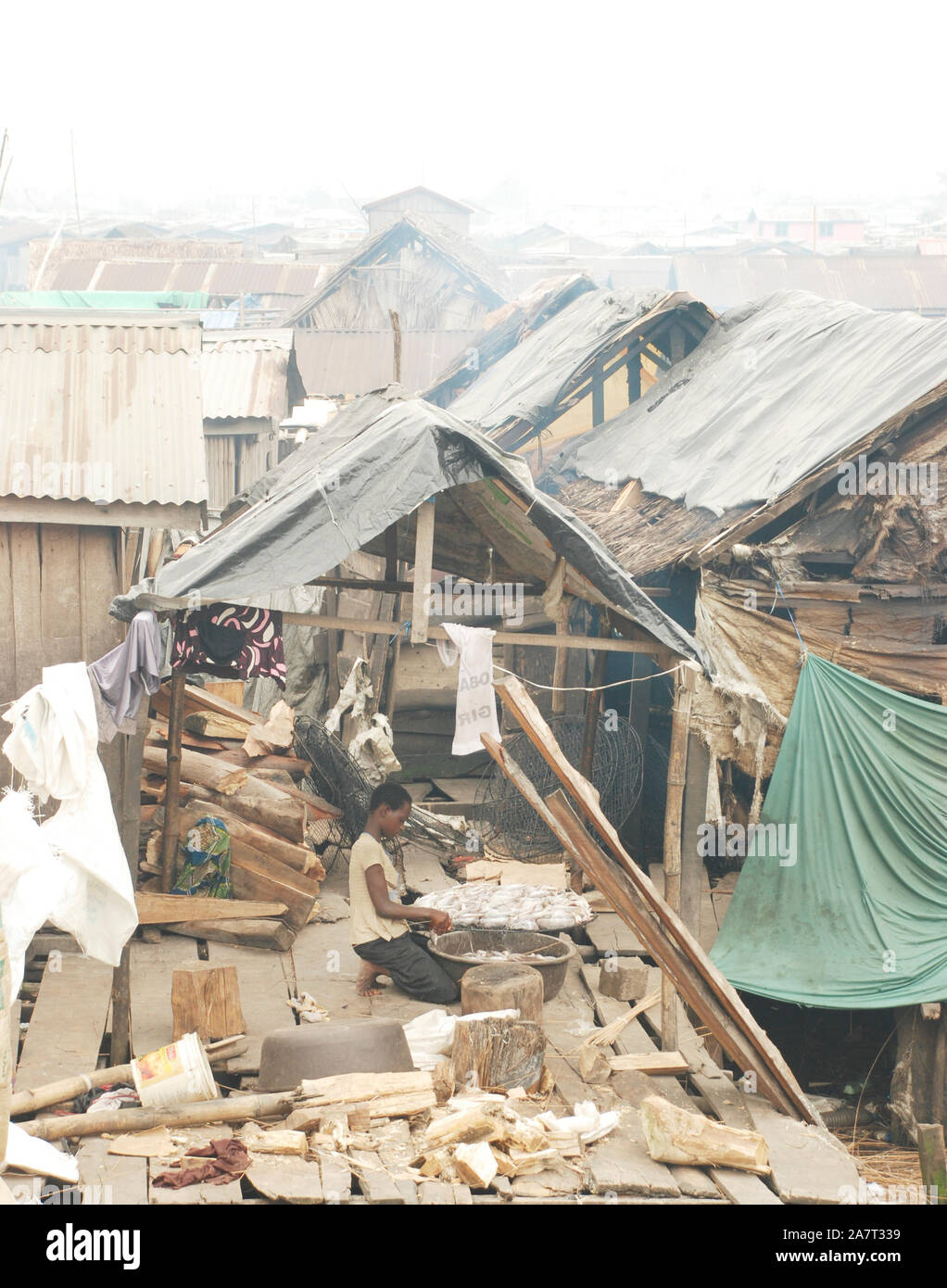 Makoko Lady bereitet ihren geräucherten Fisch für den Verkauf vor, Lagos State, Nigeria. Stockfoto