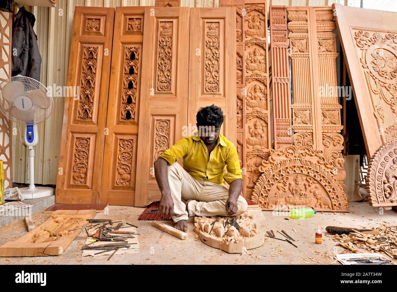 Ein Handwerker in seinem Arbeitsumfeld. Stockfoto