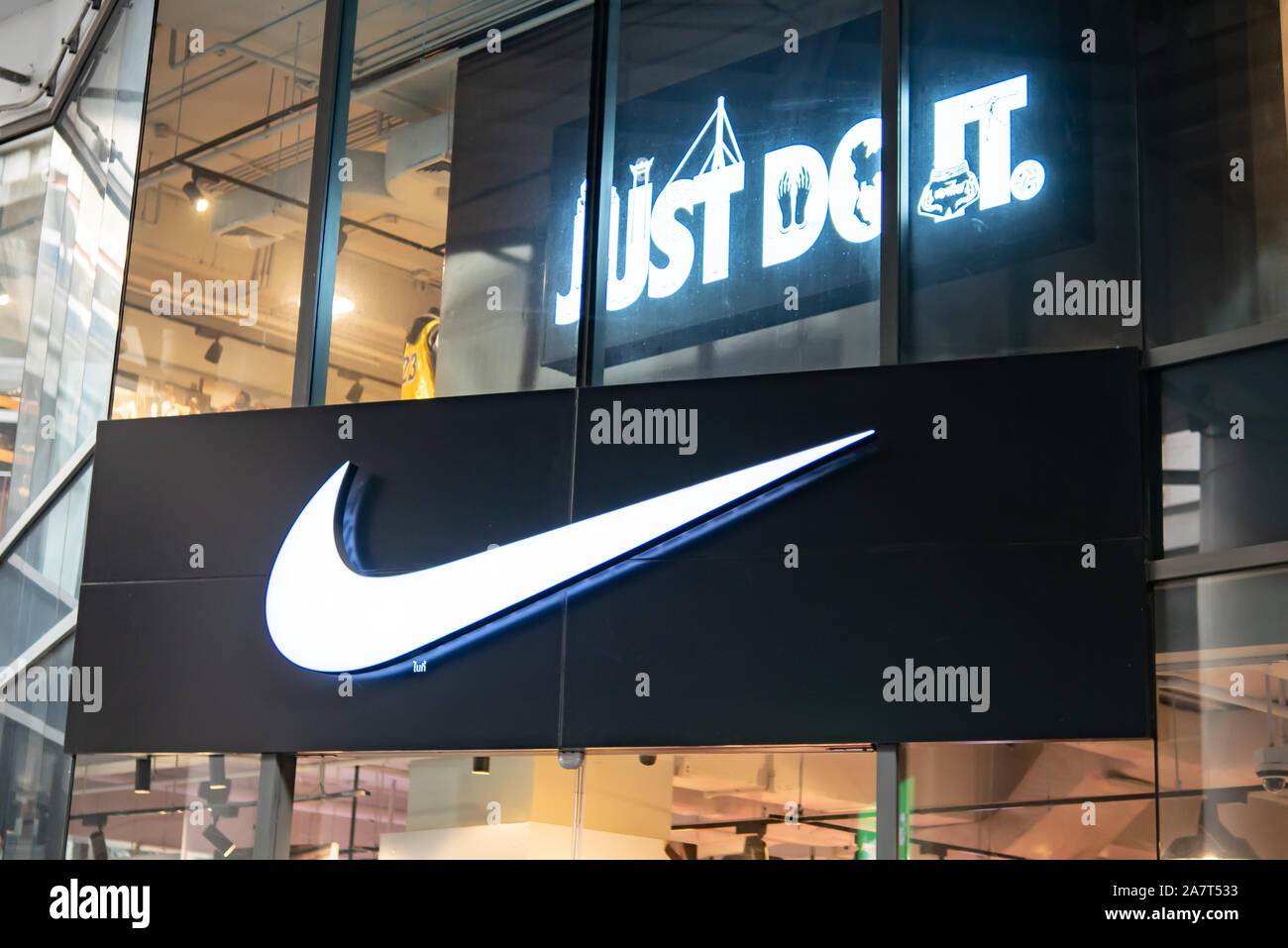 Bangkok, Thailand - 26. Oktober 2019: Nike Logo vor dem Laden. Stockfoto