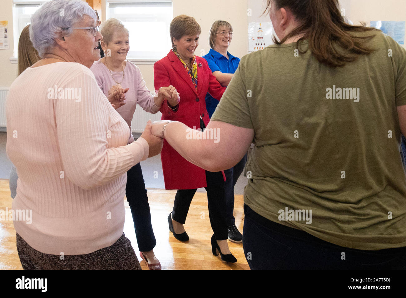 SNP-Chef Nicola Sturgeon nimmt Teil an einem Land tanzen Klasse bei der Lochside Community Center in Dumfries, wo sie Wähler und Aktivisten trafen während auf der allgemeinen Wahlkampagne. Stockfoto