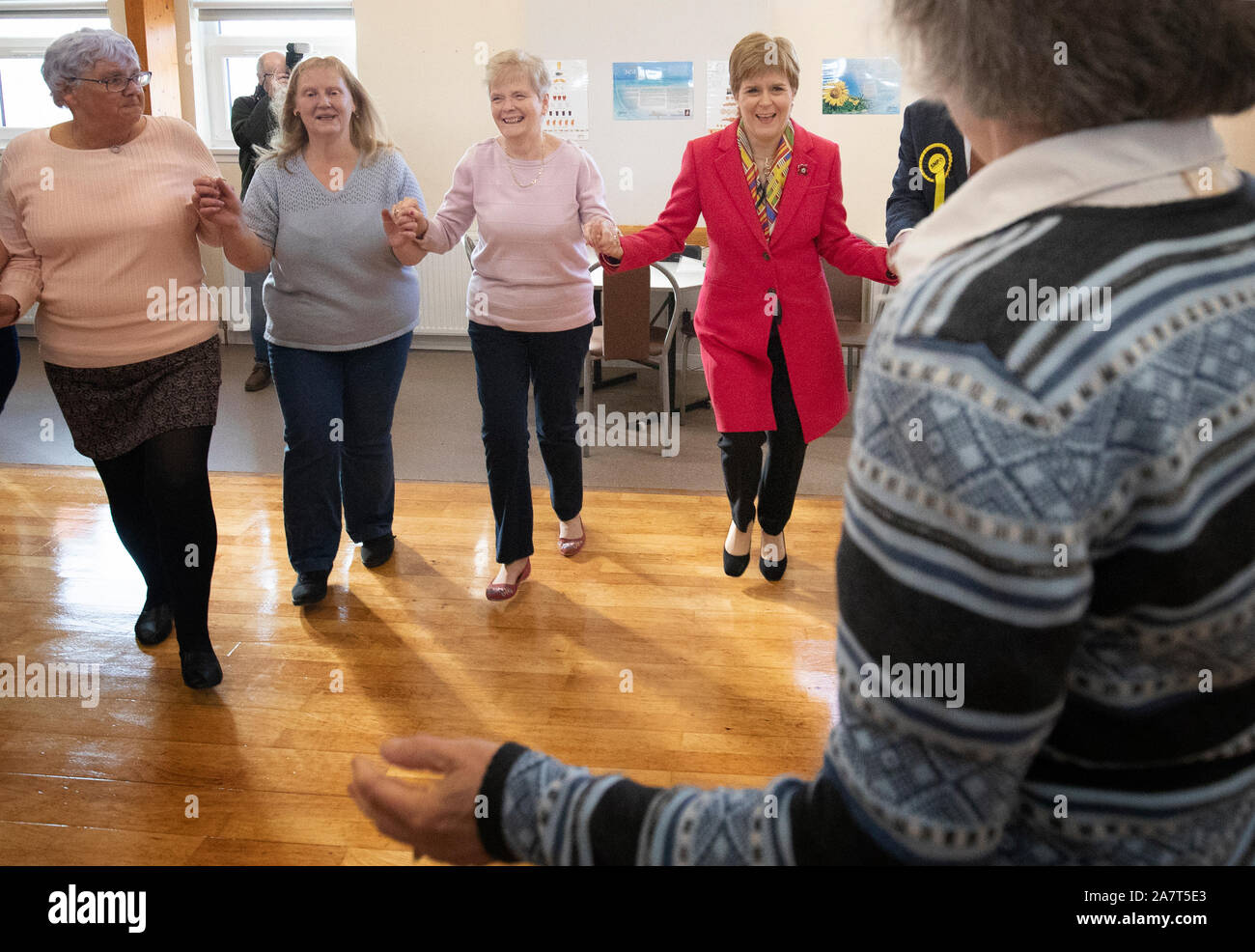 SNP-Chef Nicola Sturgeon nimmt Teil an einem Land tanzen Klasse bei der Lochside Community Center in Dumfries, wo sie Wähler und Aktivisten trafen während auf der allgemeinen Wahlkampagne. Stockfoto