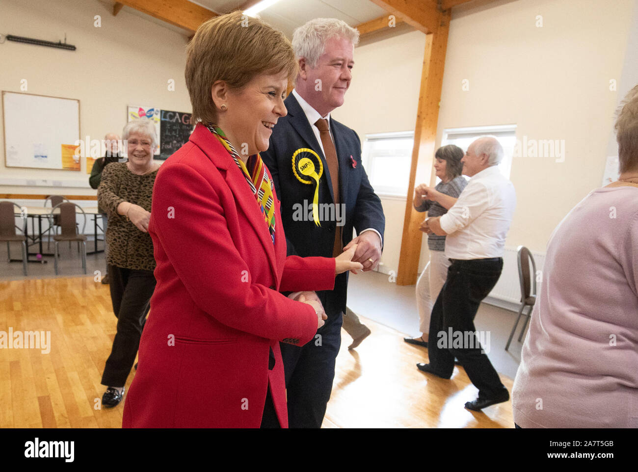 SNP-Chef Nicola Sturgeon mit Richard Arkless, SNP Kandidat für Dumfries und Galloway, nehmen Sie Teil in einem Land tanzen Klasse bei der Lochside Community Center in Dumfries, wo sie Wähler und Aktivisten trafen während auf der allgemeinen Wahlkampagne. Stockfoto