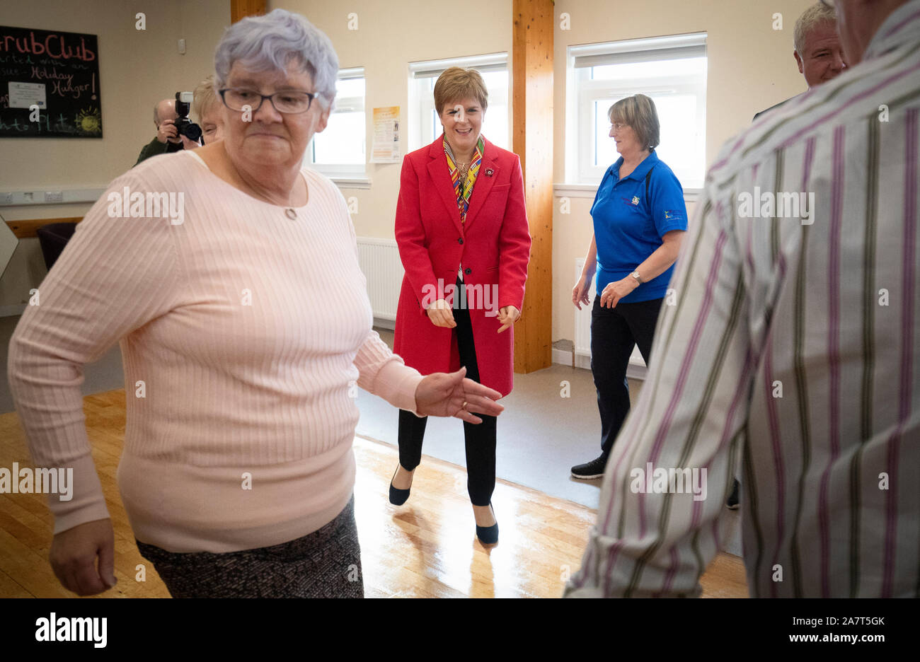 SNP-Chef Nicola Sturgeon nimmt Teil an einem Land tanzen Klasse bei der Lochside Community Center in Dumfries, wo sie Wähler und Aktivisten trafen während auf der allgemeinen Wahlkampagne. Stockfoto