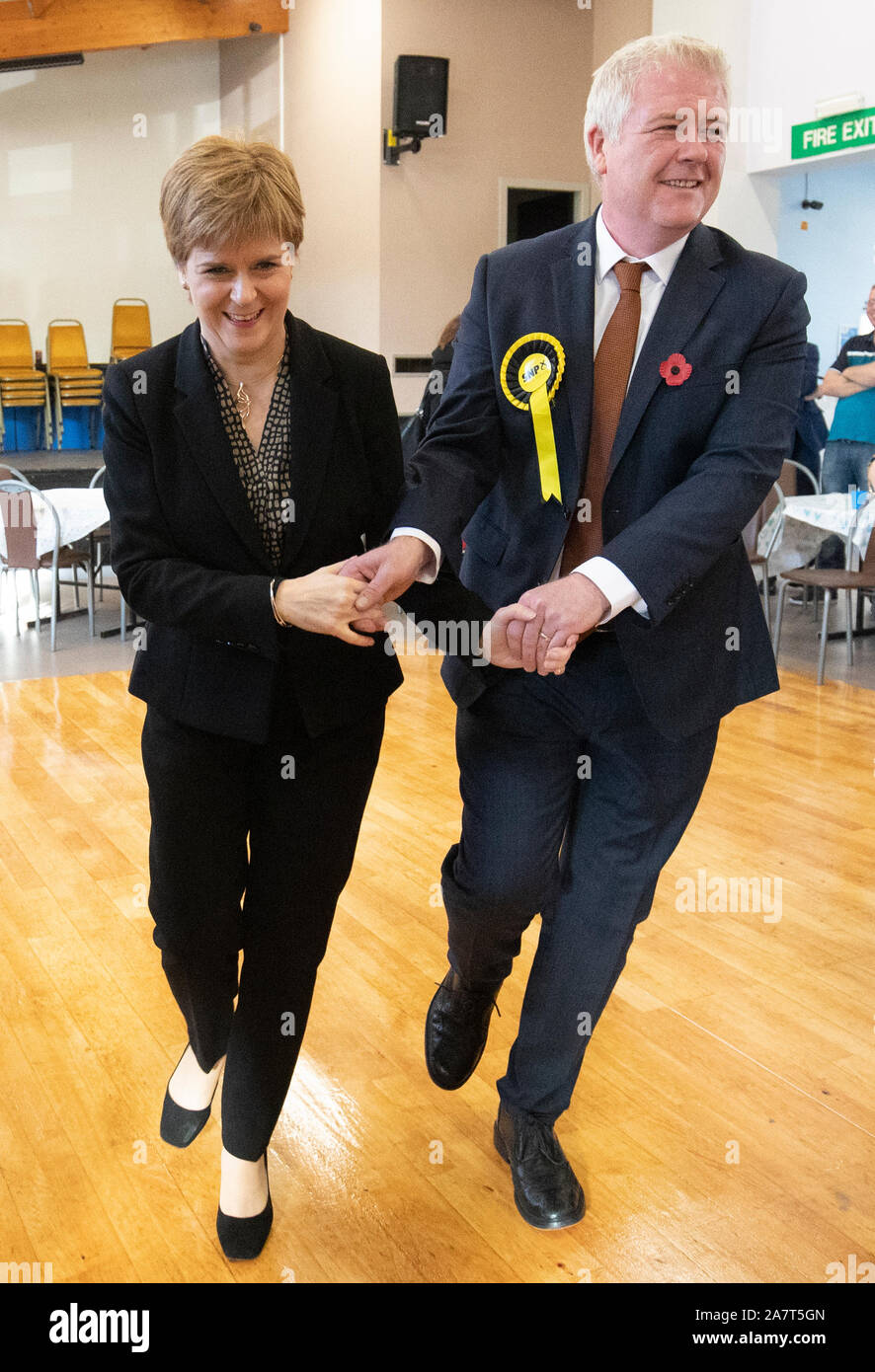 SNP-Chef Nicola Sturgeon mit Richard Arkless, SNP Kandidat für Dumfries und Galloway, nehmen Sie Teil in einem Land tanzen Klasse bei der Lochside Community Center in Dumfries, wo sie Wähler und Aktivisten trafen während auf der allgemeinen Wahlkampagne. Stockfoto