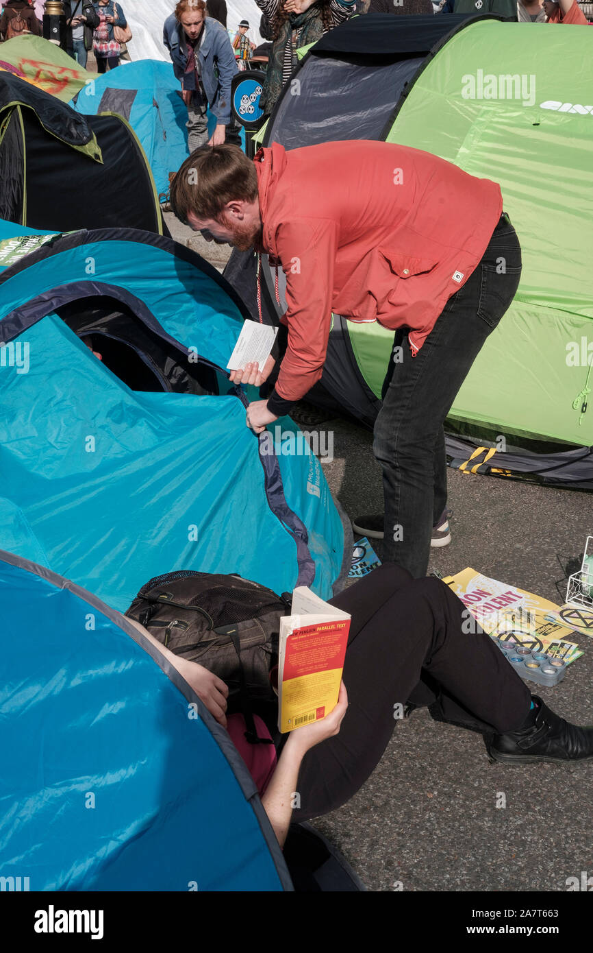 London, U.K, Wedensday, 9. Oktober 2019. Hunderte von Studenten und Unterstützer nehmen teil an "Aussterben Rebelion", eine Reihe von weltweiten potests über Global Stockfoto