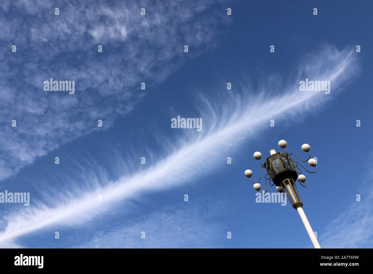Feder - geformte Wolke über den Himmel in Ningbo City, der ostchinesischen Provinz Jiangsu, 24. August 2019 gesehen. Stockfoto