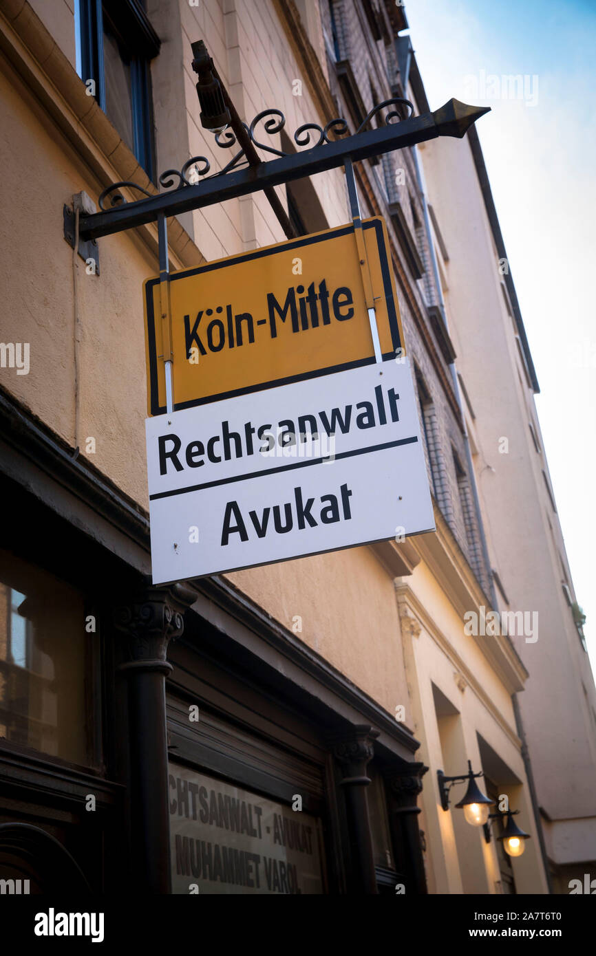 Zeichen für einen Anwalt in der Straße Gereonswall, Köln, Deutschland. Schild eines Rechtsanwalts am Gereonswall, Koeln, Deutschland. Stockfoto