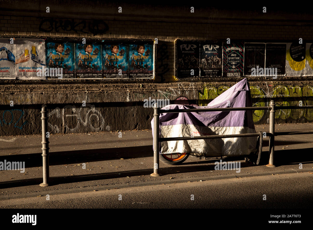 Geparkte Motorrad abgedeckt mit einer Plane steht auf der Straße Gereonswall im Stadtteil Neustadt-Nord, Köln, Deutschland ein geparktes Motorrad m Stockfoto