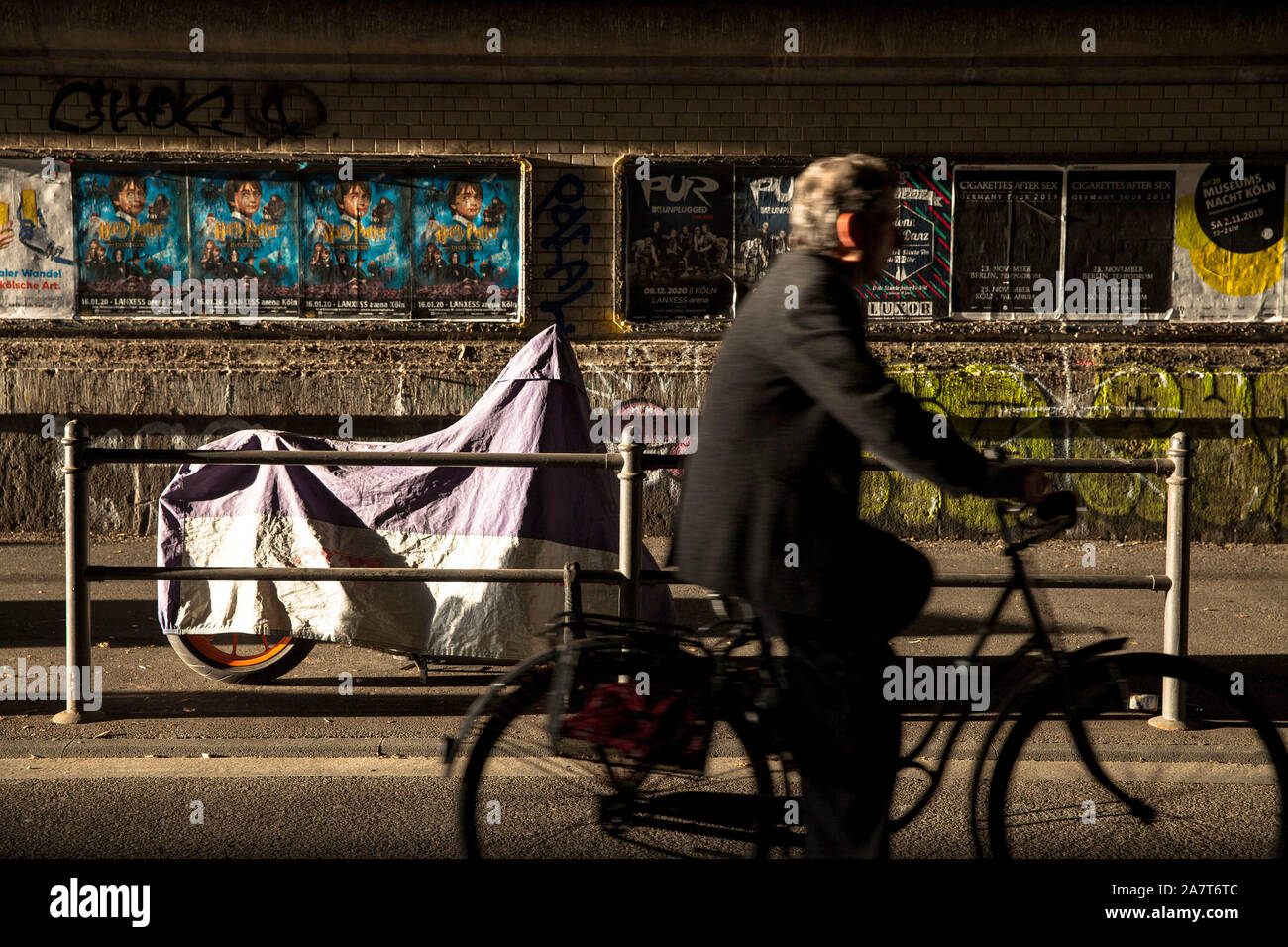 Geparkte Motorrad abgedeckt mit einer Plane steht auf der Straße Gereonswall im Stadtteil Neustadt-Nord, Köln, Deutschland ein geparktes Motorrad m Stockfoto