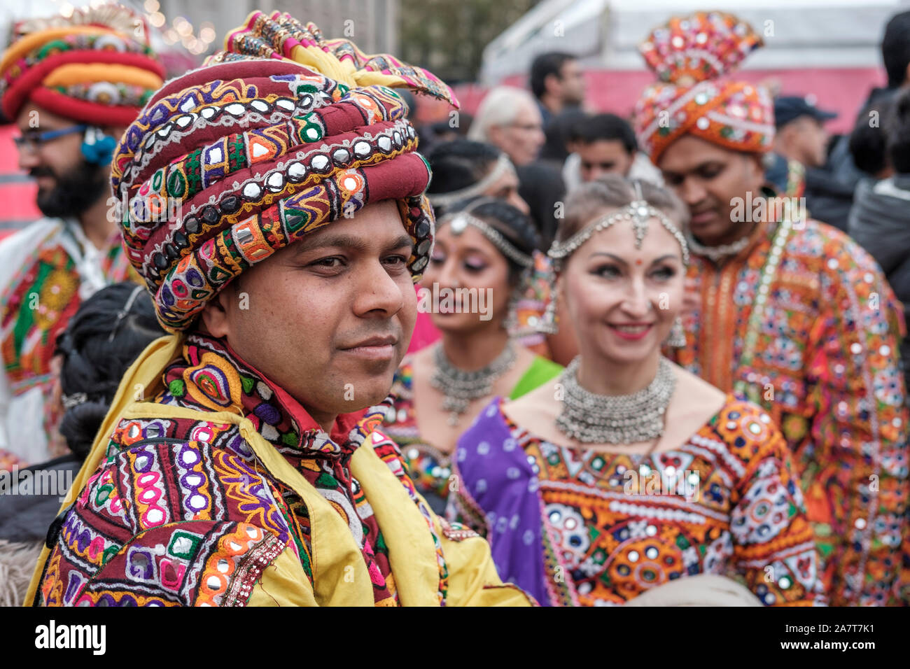 UK, London, Teilnehmer in der traditionellen Kleidung, feiern Diwali Festival des Lichts auf dem Trafalgar Square Stockfoto