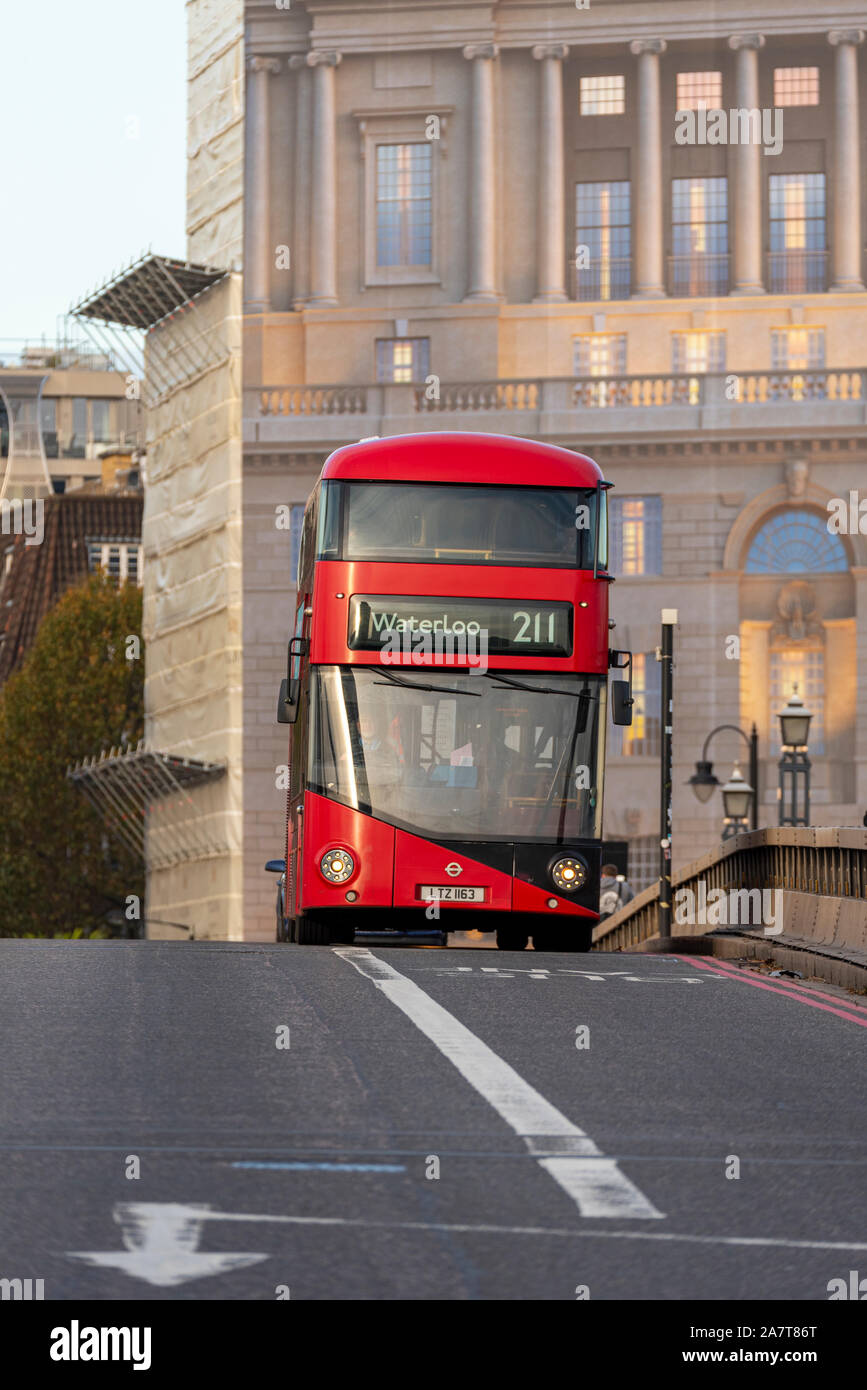 Red London Bus über Lambeth Bridge, London, UK. Route 211 nach Waterloo. Bis Steigende über Crest der Brücke über den Fluss Themse in Bus Lane Stockfoto