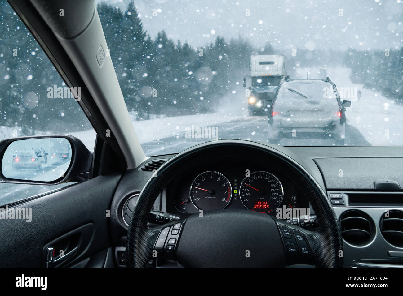 Auto auf einer Winter-Straße Stockfoto