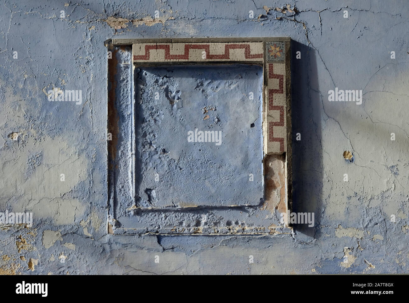 Alte Mosaik Typ Frame auf Distressed bemalten Wand, Kent, England Stockfoto