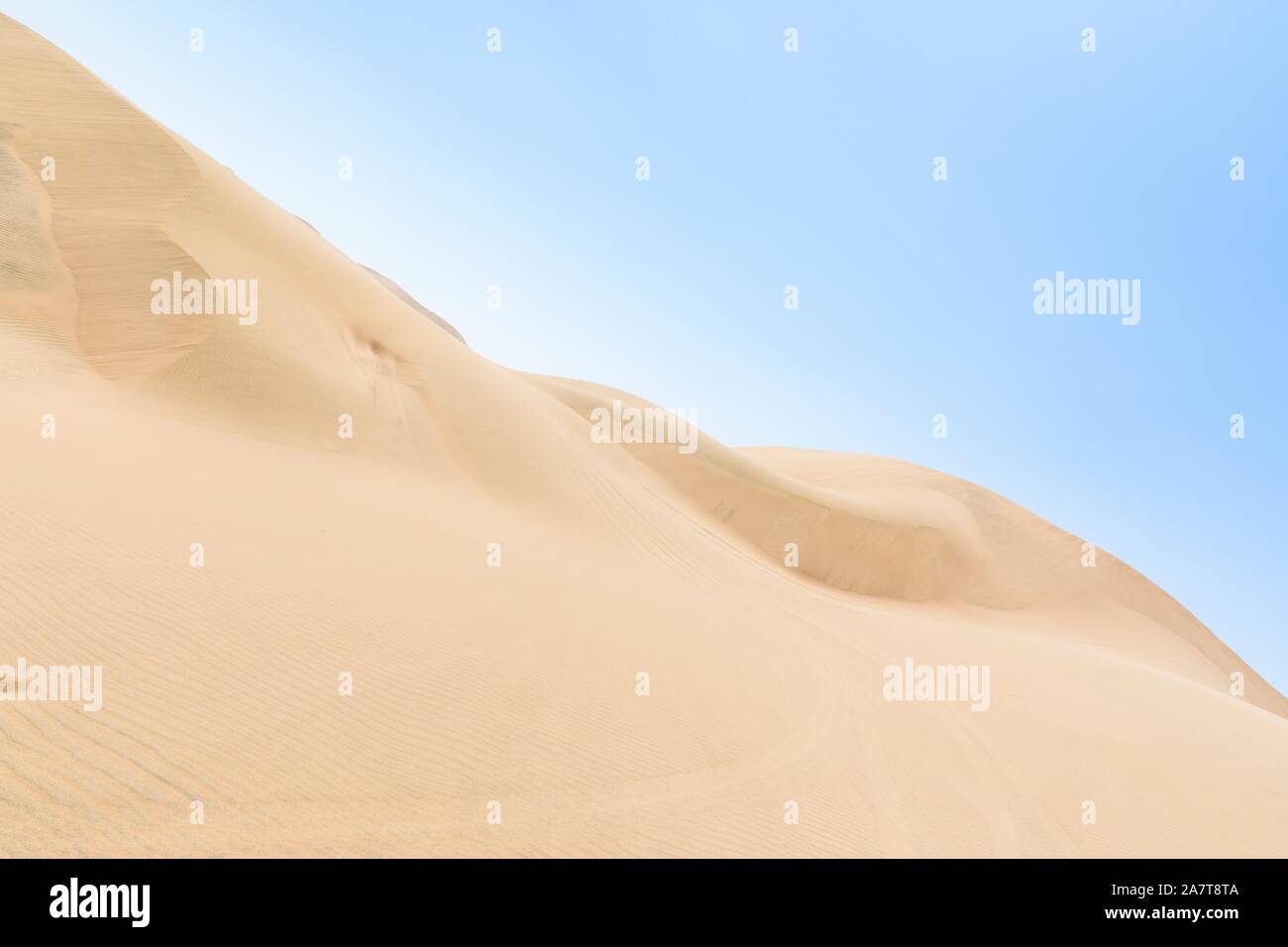 Sandboarding und Buggy in den Dünen von Peru Stockfoto