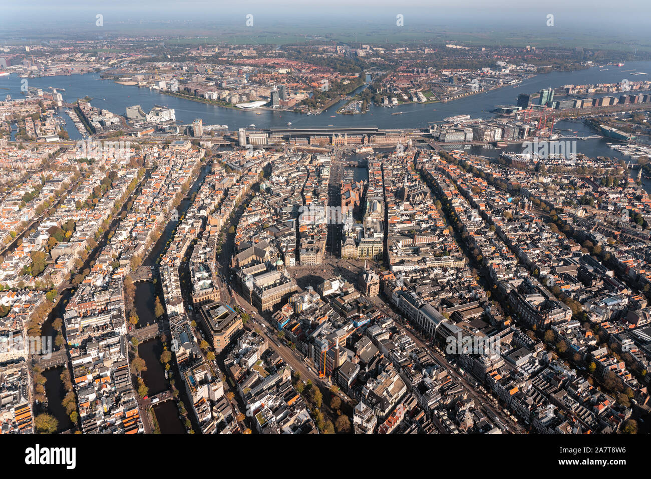 Antenne des Zentrums von Amsterdam mit dem Dam und Hauptbahnhof Stockfoto