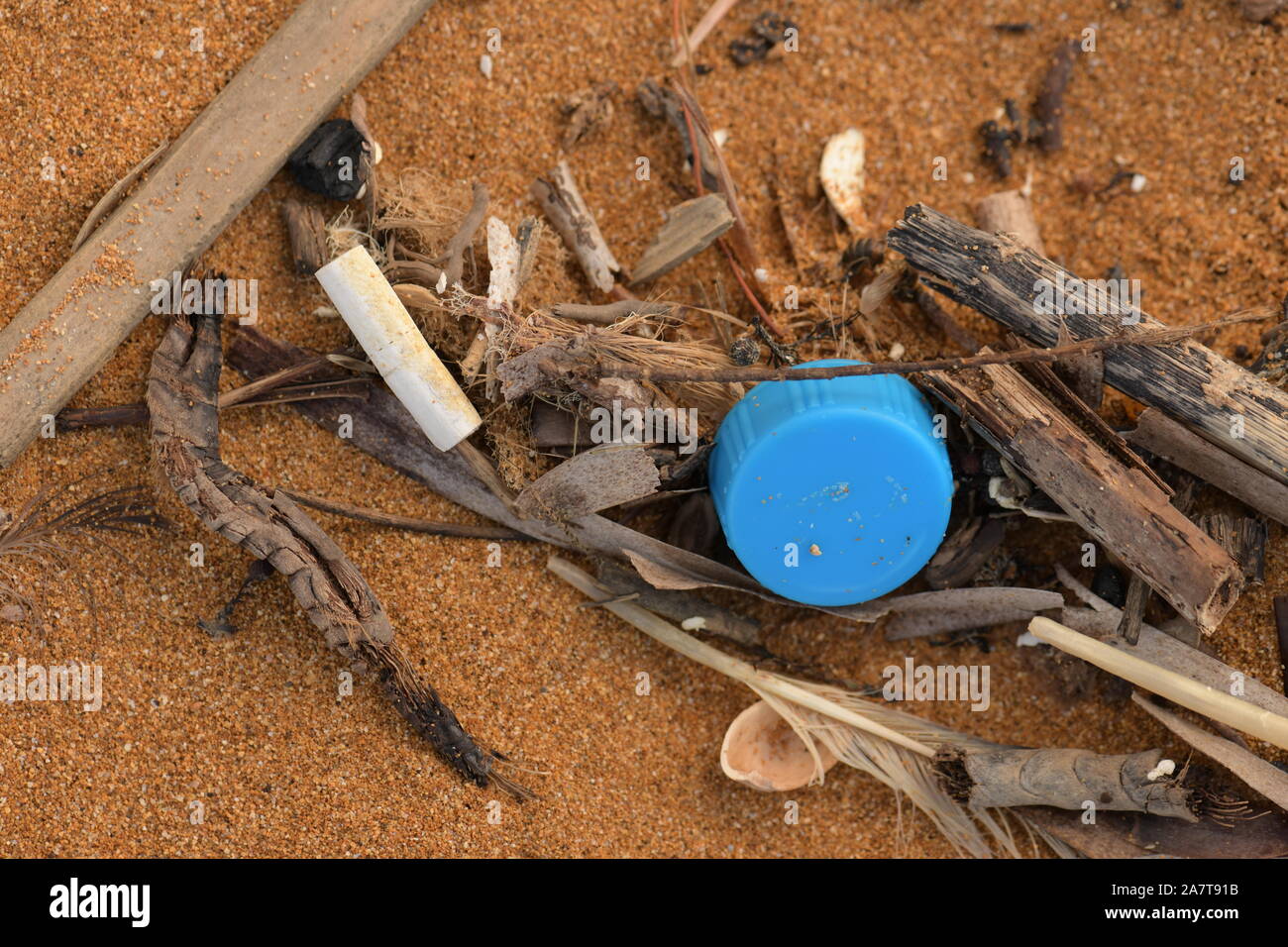 Bis micro Kunststoff auf Sand Strand gespült. Stockfoto