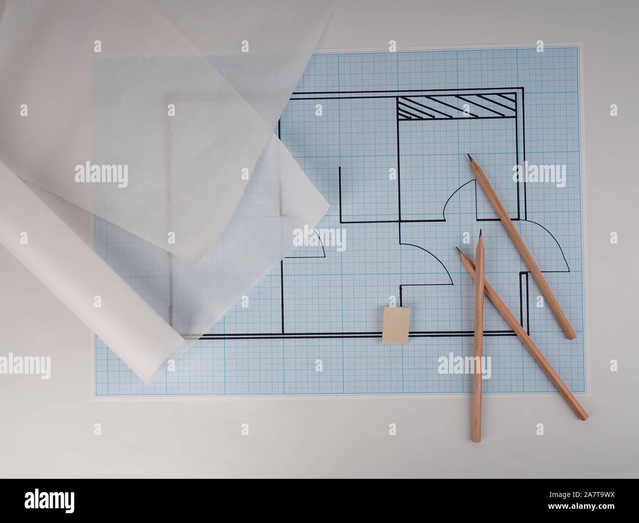 Bauzeichnungen für das Layout der Wohnung design, millimeter Papier, Transparentpapier in Roll- und Bleistifte. Stockfoto