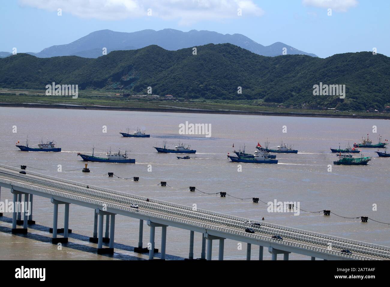 Fischerboote Hinterlasse einen Port zu Angeln nach drei Monaten Fangverbot in Wuhan City, Ningbo City, im Osten der chinesischen Provinz Zhejiang, 1. August 201 fortsetzen Stockfoto