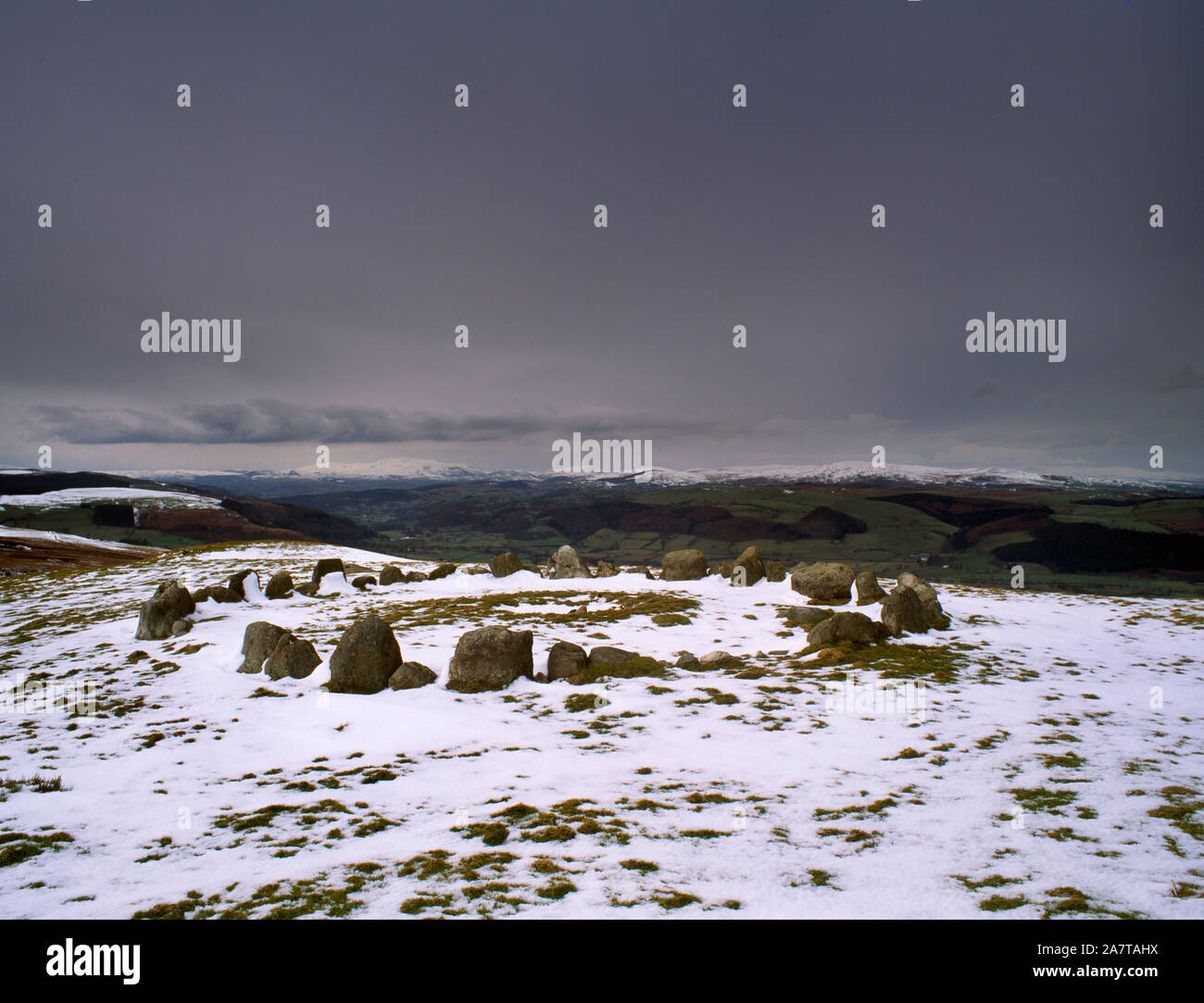 Ansicht W der Moel Ty-uchaf Bronzezeit cairn Kreis, Llandrillo, Denbighshire, Wales, UK: 41 zusammenhängende Steine bis zu 0,9 m hohe Form einer 12 m Durchmesser zu bändigen. Stockfoto